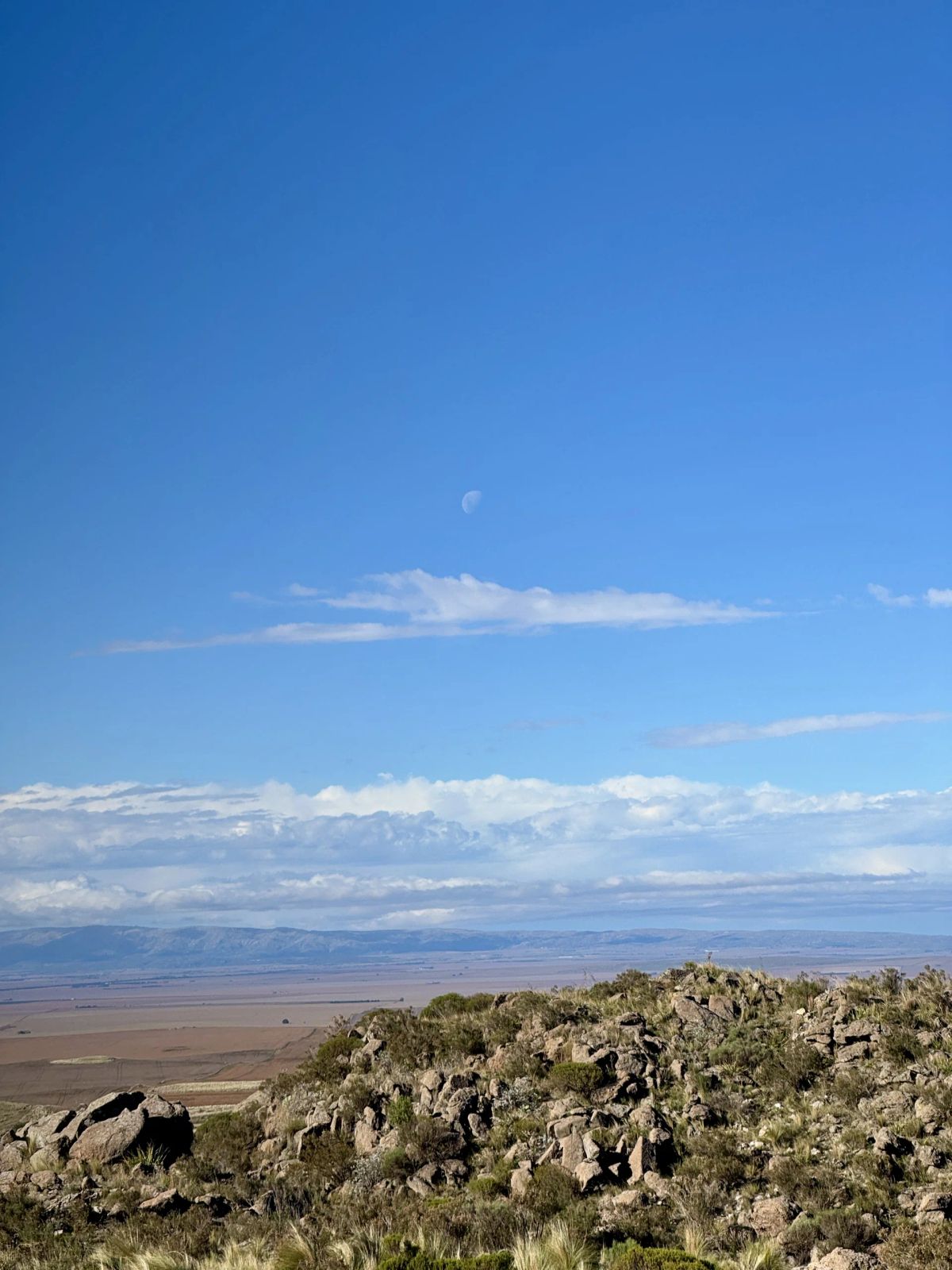 El filón del Cerro El Morro bajo el cielo azul al cierre del trekking