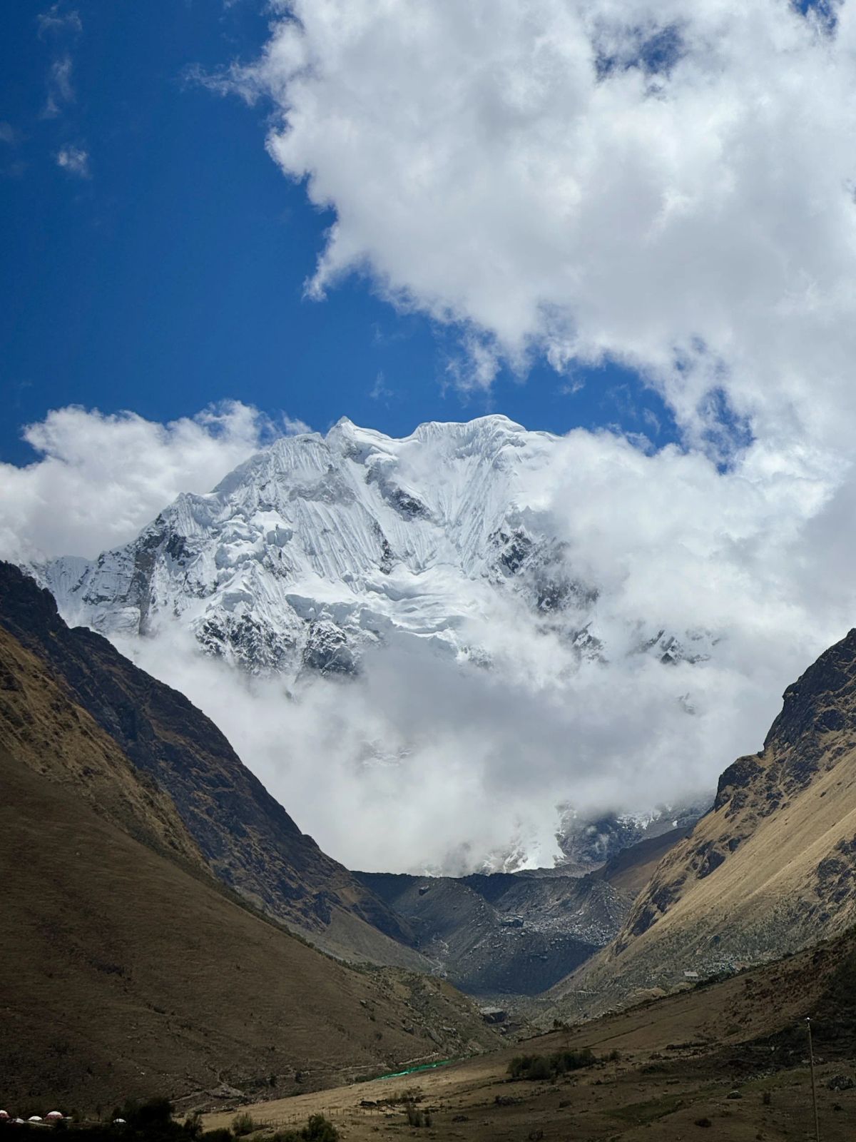 Cumbres nevadas sobre el valle en el camino al abra del Salkantay