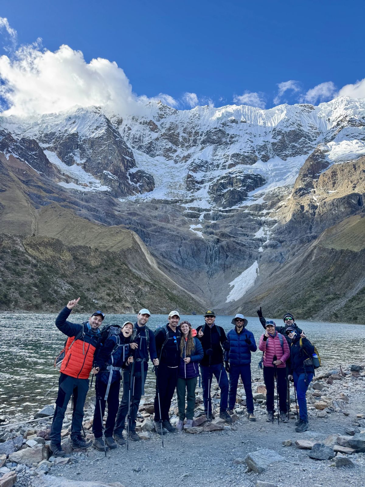Festejo del grupo con los brazos en alto junto a la laguna Humantay