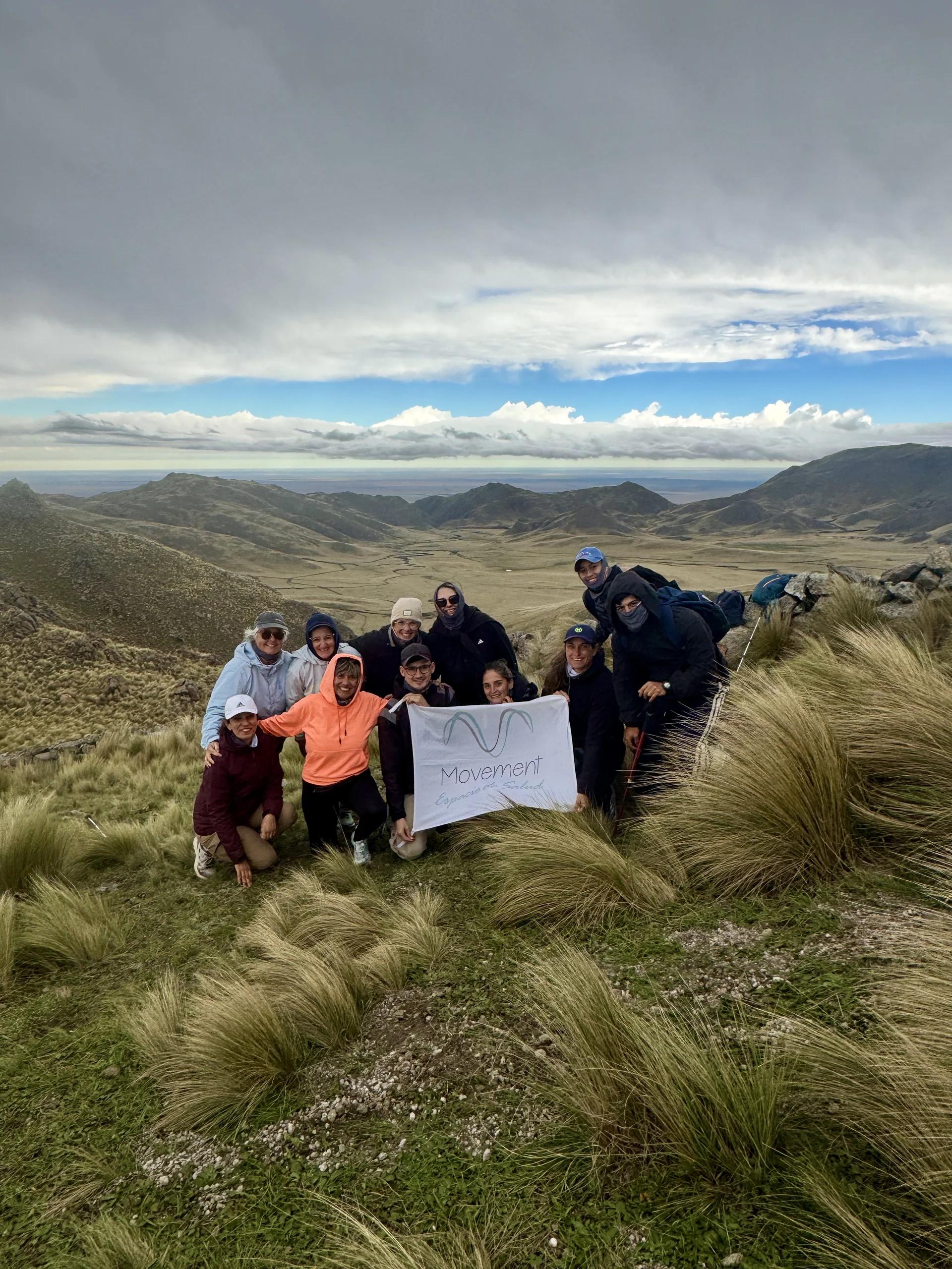 Foto grupal con la bandera en el filón del Cerro El Morro, San Luis