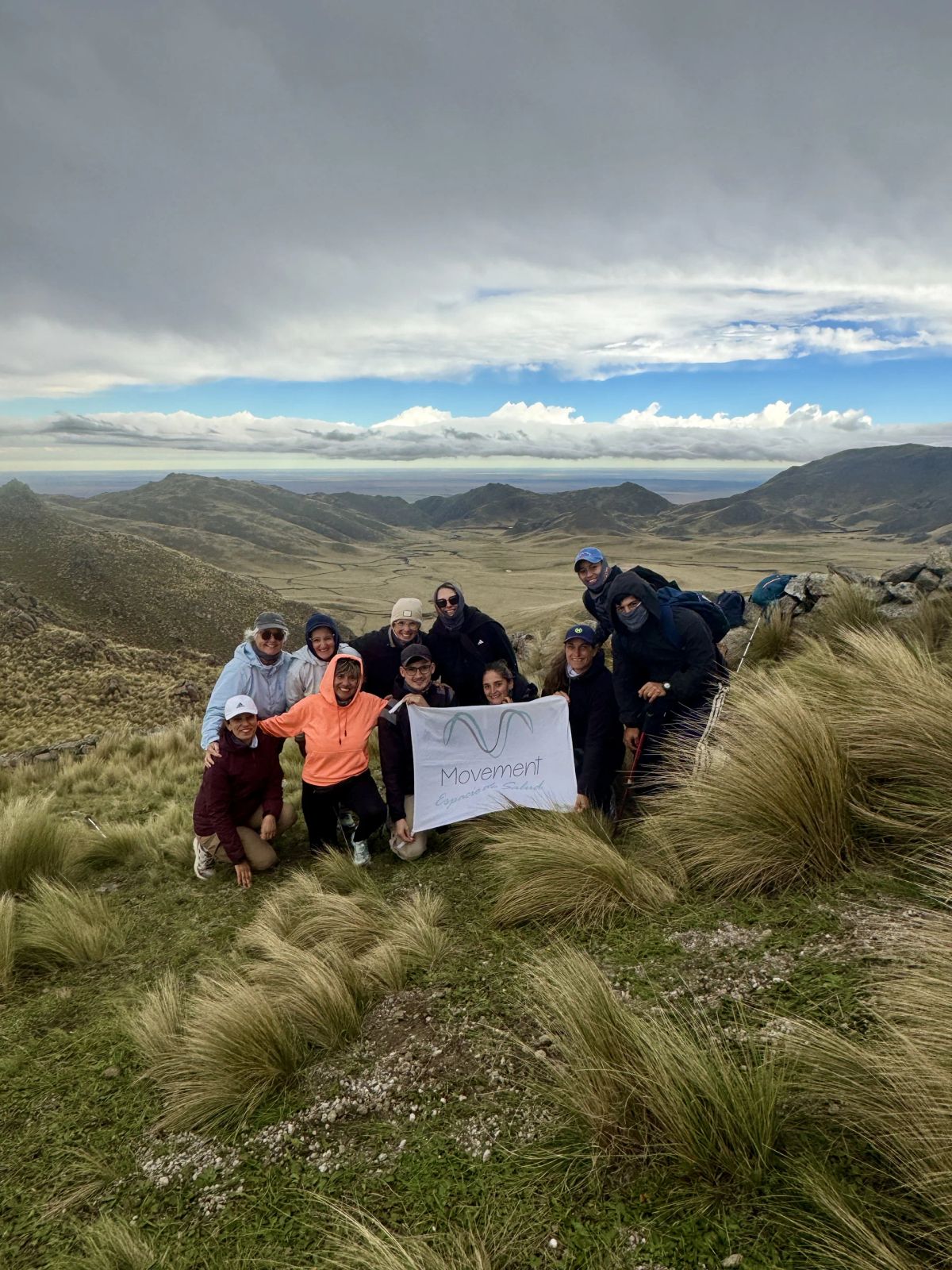Foto grupal con la bandera en el filón del Cerro El Morro, San Luis
