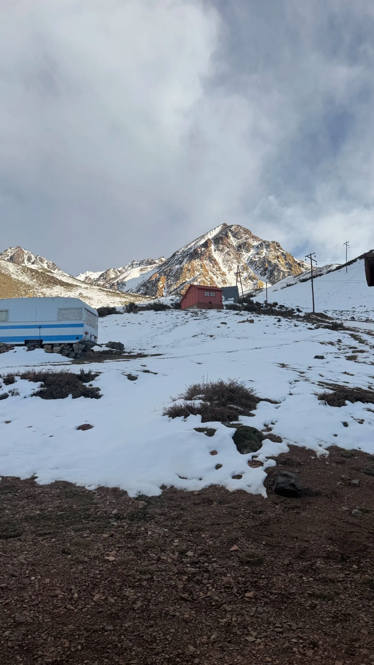 Refugio de montaña en Vallecitos entre la nieve y las nubes, Mendoza