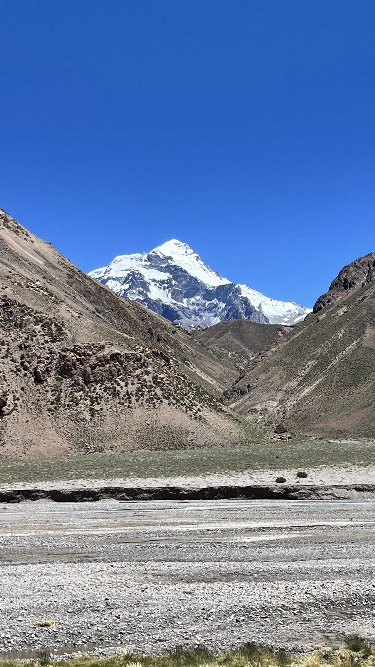 Cumbres nevadas asomando sobre el valle de Las Vacas, Parque Provincial Aconcagua