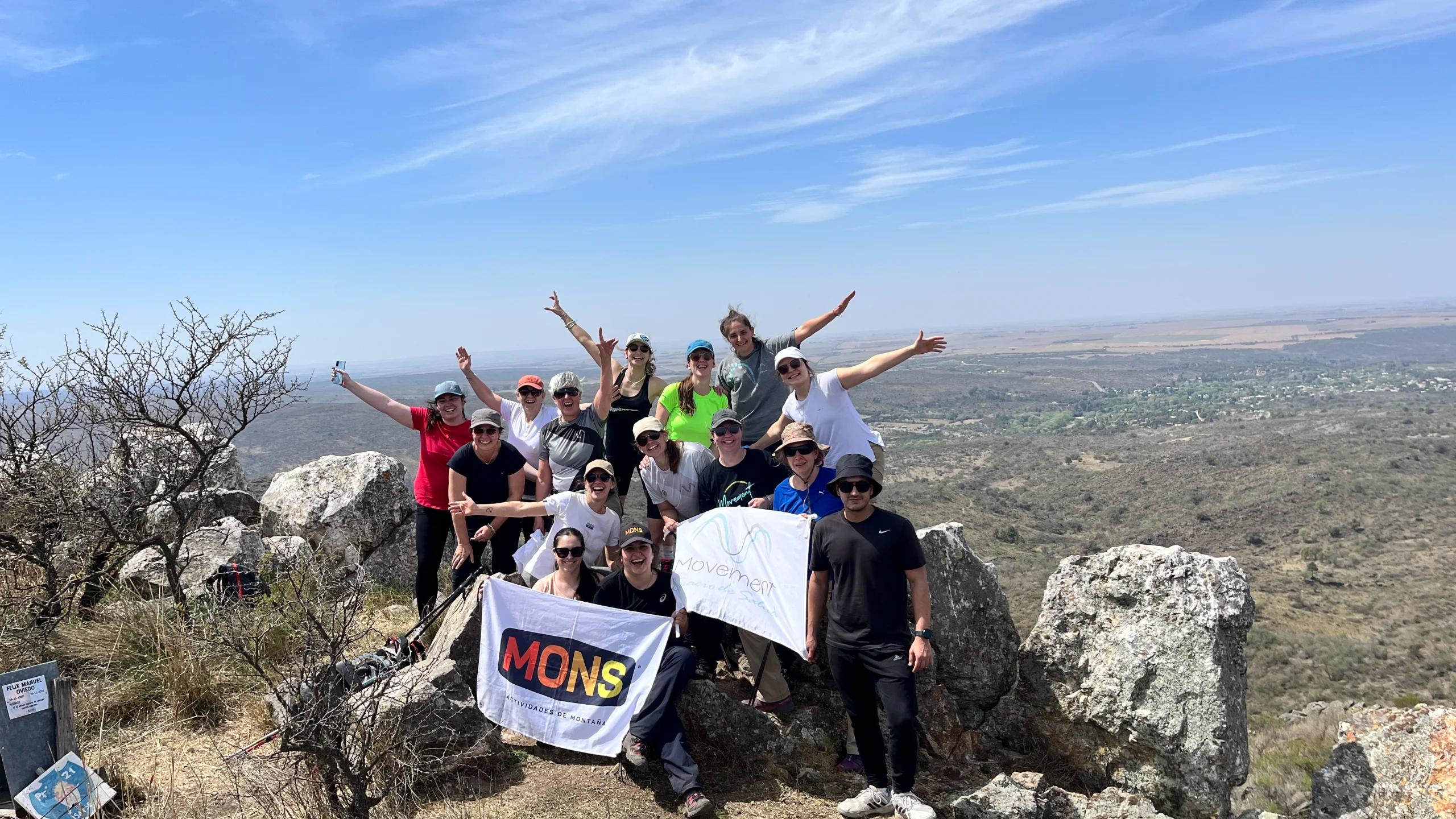 El grupo completo de la Salida 161 de Mons celebrando en la cumbre de los cerros de Alpa Corral, Córdoba