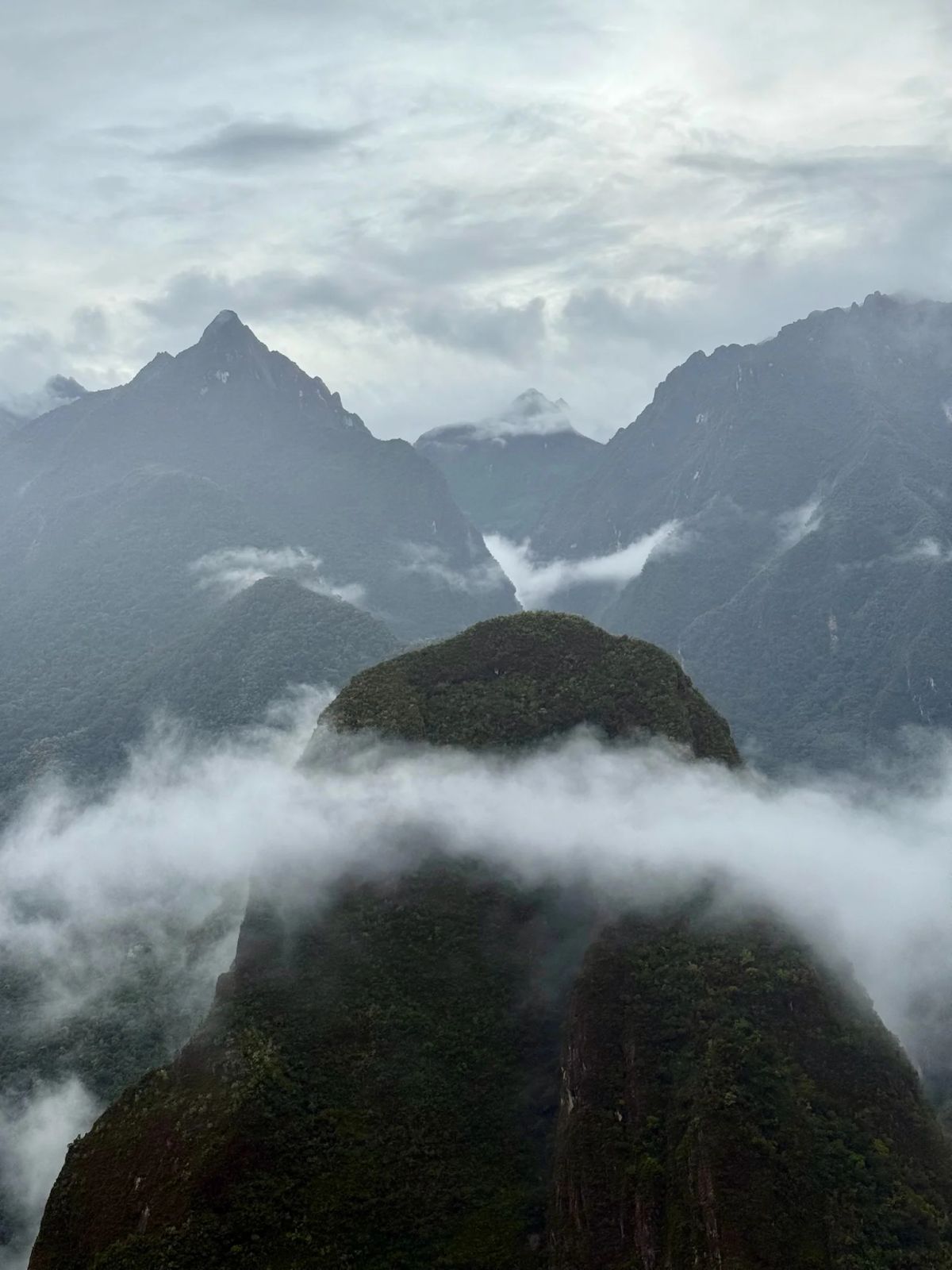 El Huayna Picchu emergiendo del mar de nubes sobre el valle del Urubamba