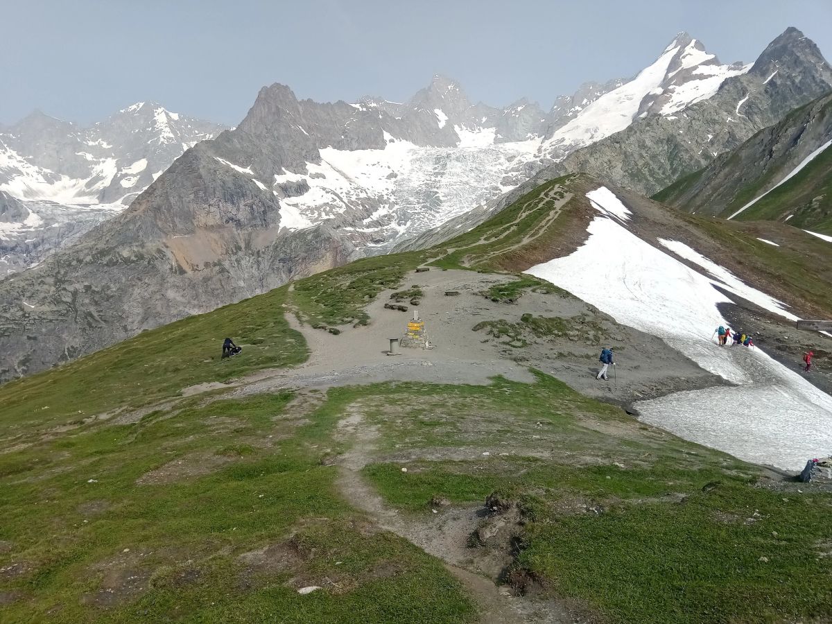 Caminantes en el Grand Col Ferret, a 2.537 m, el punto más alto del circuito y la entrada a Suiza