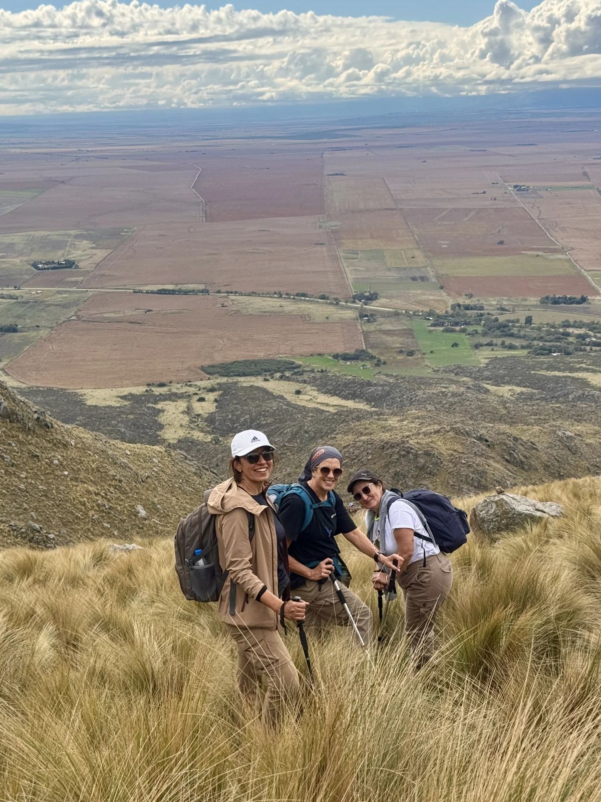 Grupo de participantes posando con los campos de San Luis extendiéndose al fondo