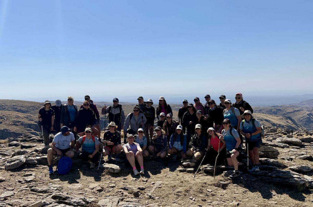 El grupo completo de la Salida 211 reunido en lo alto de la sierra, Pueblo Escondido