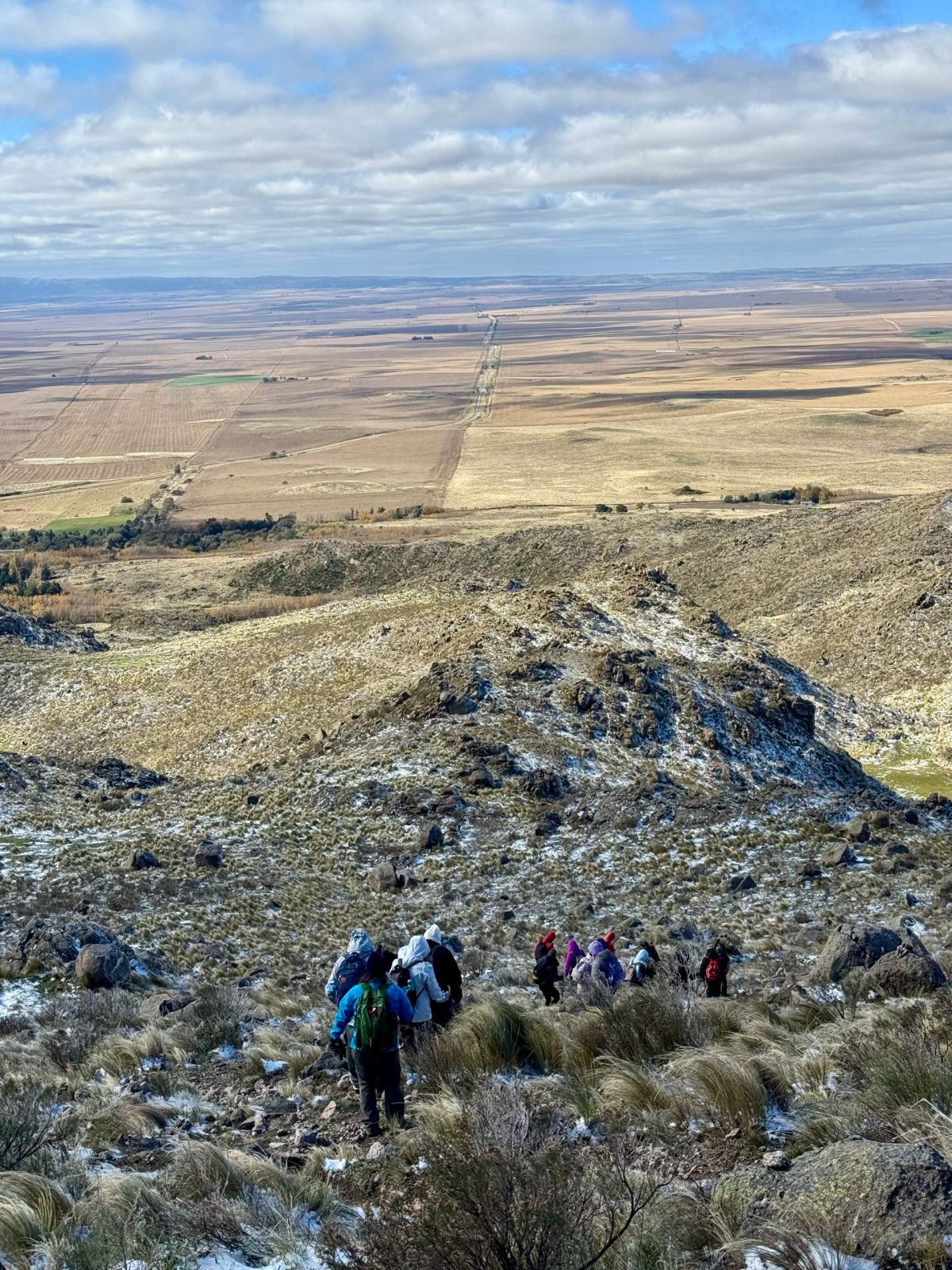 Vista del borde del cráter del Cerro El Morro con el grupo descendiendo y la llanura al fondo
