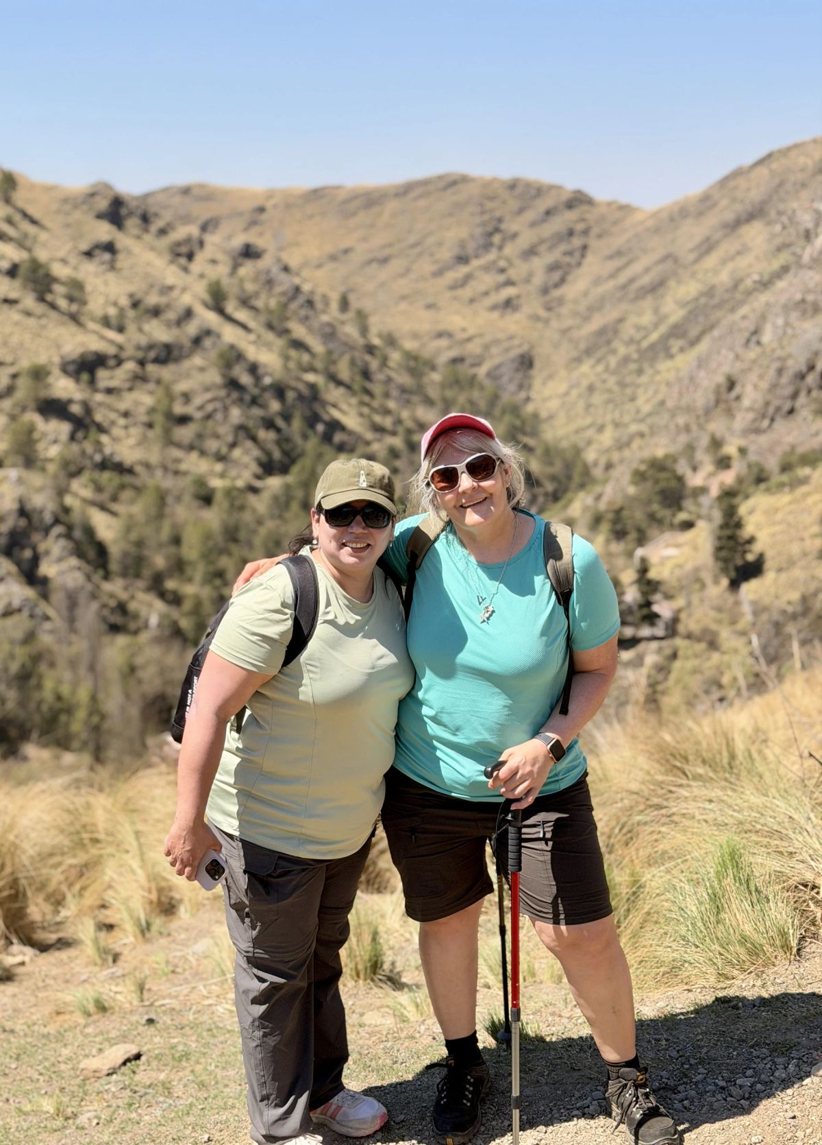 Participantes posando en el sendero con el valle de la Sierra de Comechingones detrás