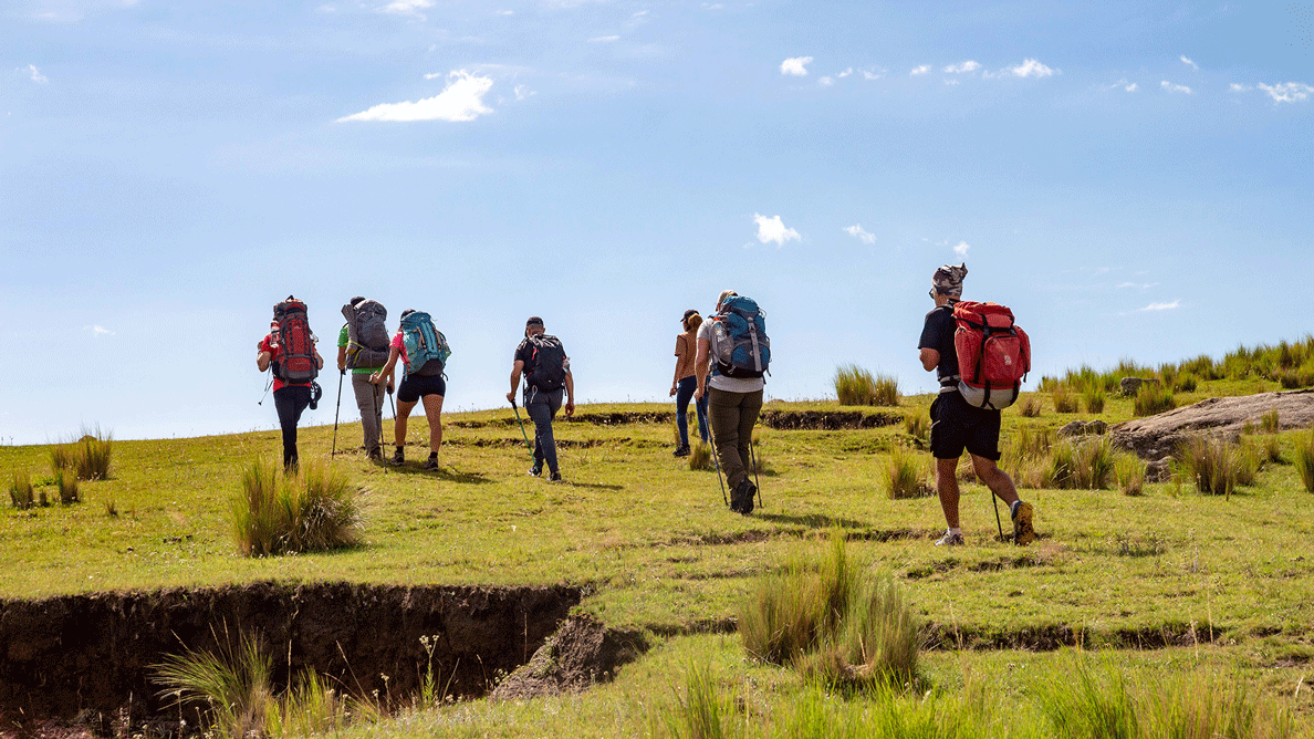 Montañistas haciendo trekking en el cerro champaqui en córdoba