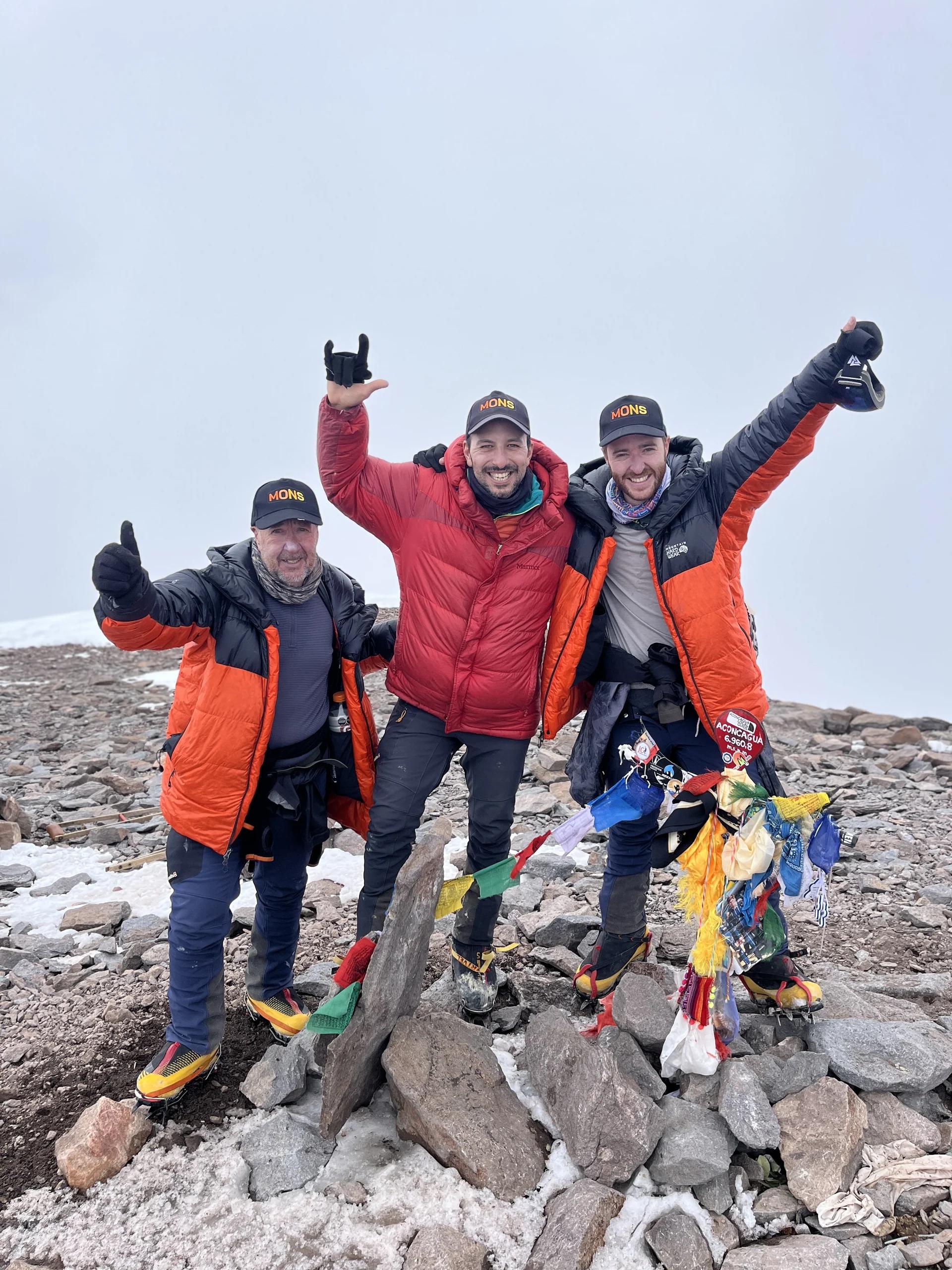 Andinistas de Mons celebrando en la cumbre del Aconcagua, 6.961 m.s.n.m., Mendoza