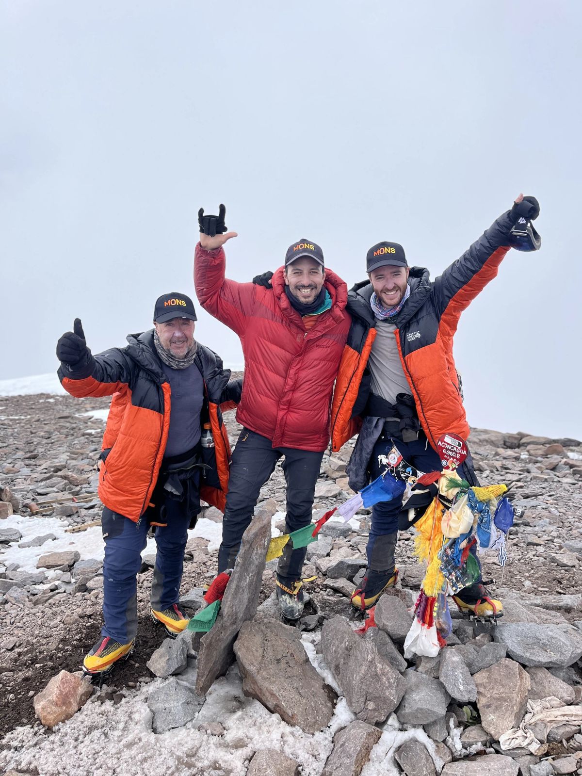 Andinistas de Mons celebrando en la cumbre del Aconcagua, 6.961 m.s.n.m.