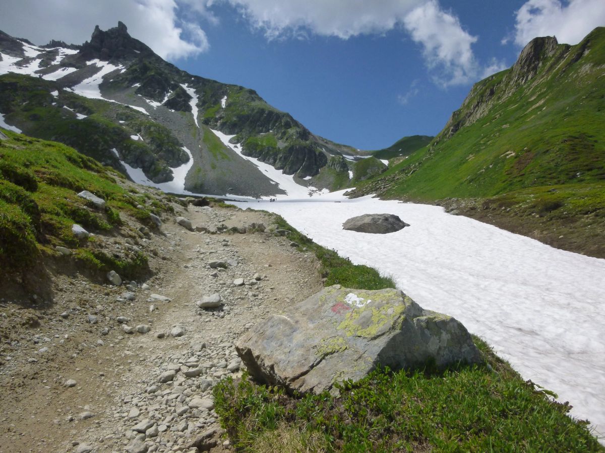 El sendero del Tour del Mont Blanc entre neveros, al norte del Col du Bonhomme
