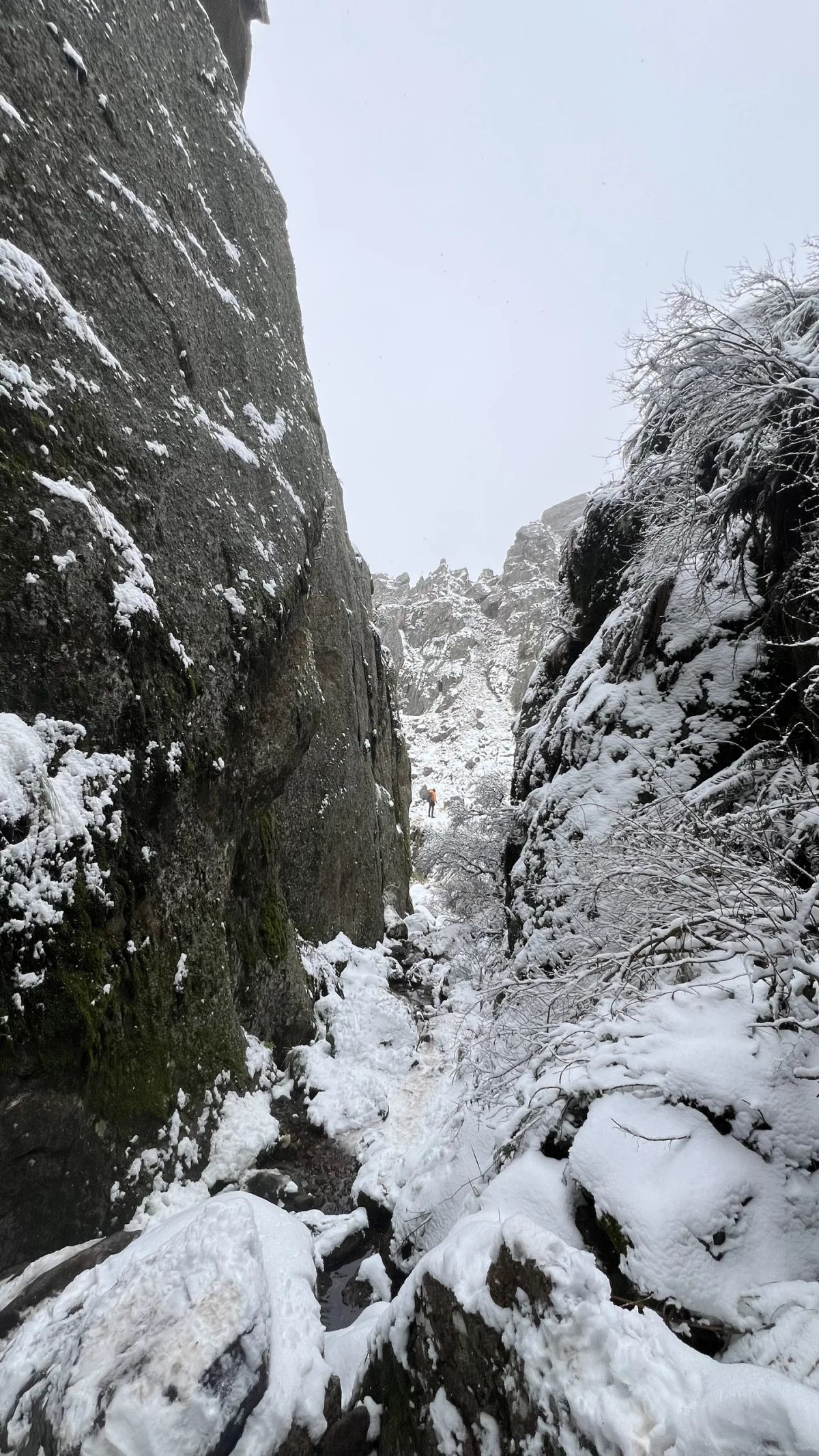 Grieta angosta entre paredes de granito cubiertas de nieve en Los Gigantes