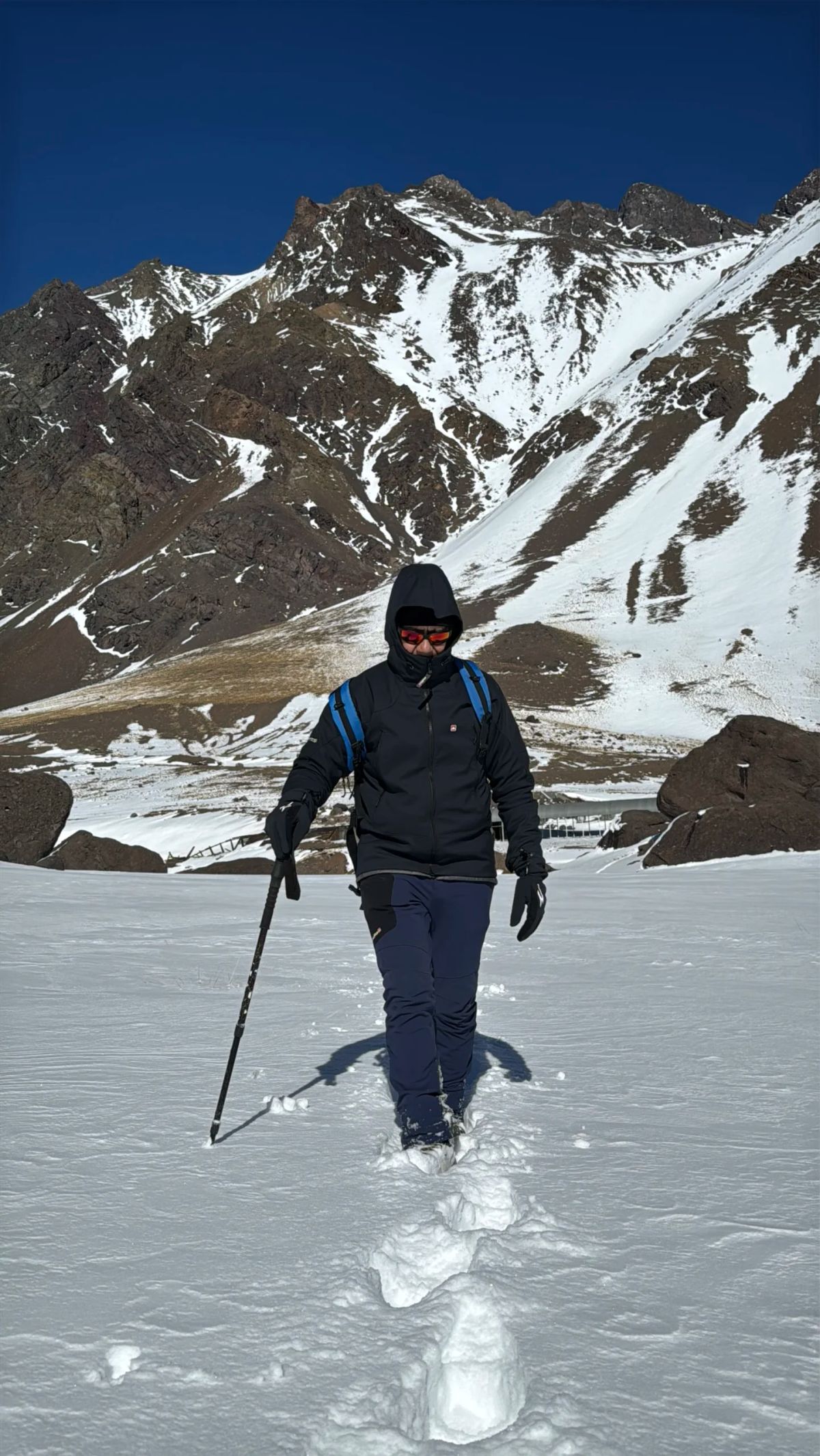 Montañista de Mons avanzando con bastones por la nieve profunda rumbo al Cerro Mirador del Tolosa