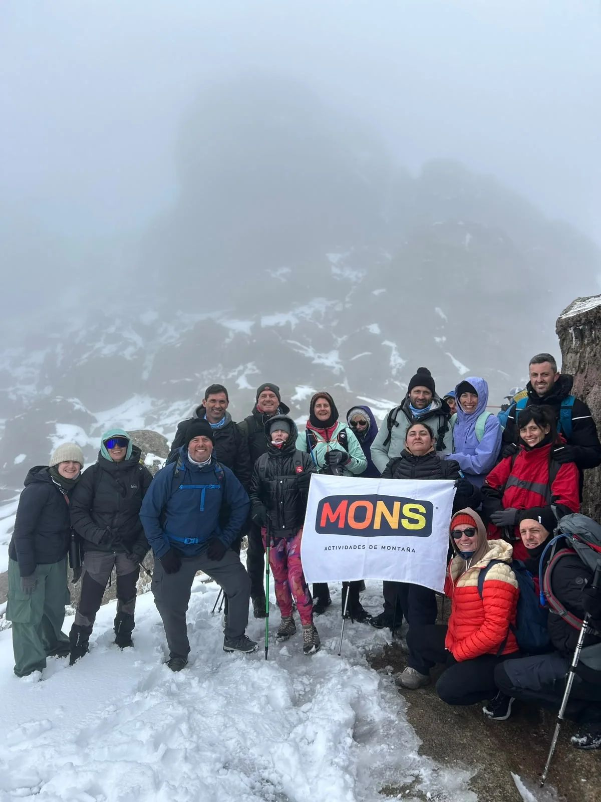 El grupo completo con la bandera de Mons en la nieve de Los Gigantes, Córdoba