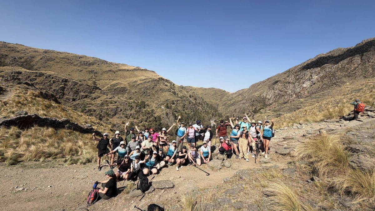 Panorámica del grupo reunido en la quebrada durante el trekking a Pueblo Escondido