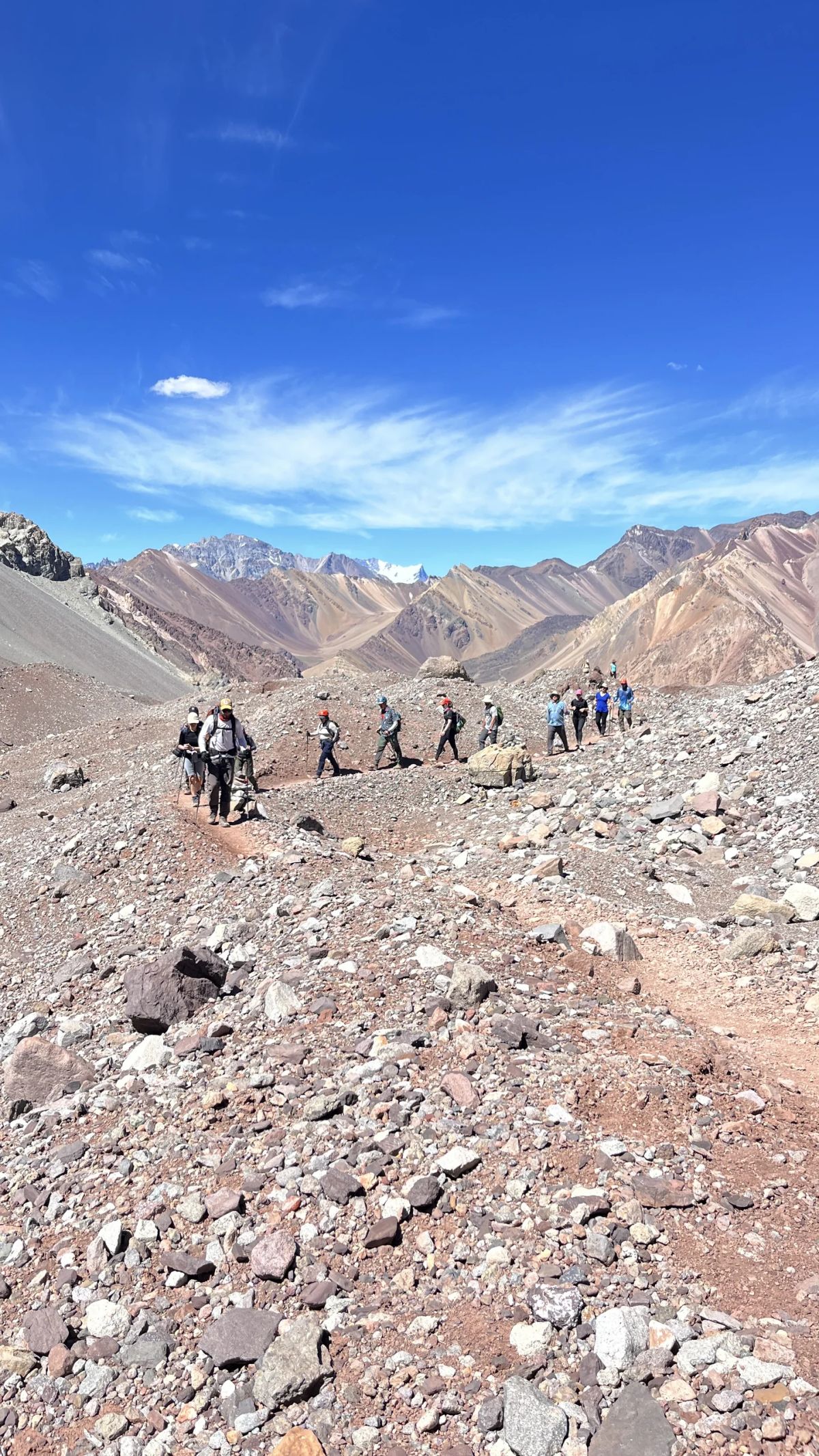 Columna de trekkers avanzando por el pedregal del Parque Provincial Aconcagua