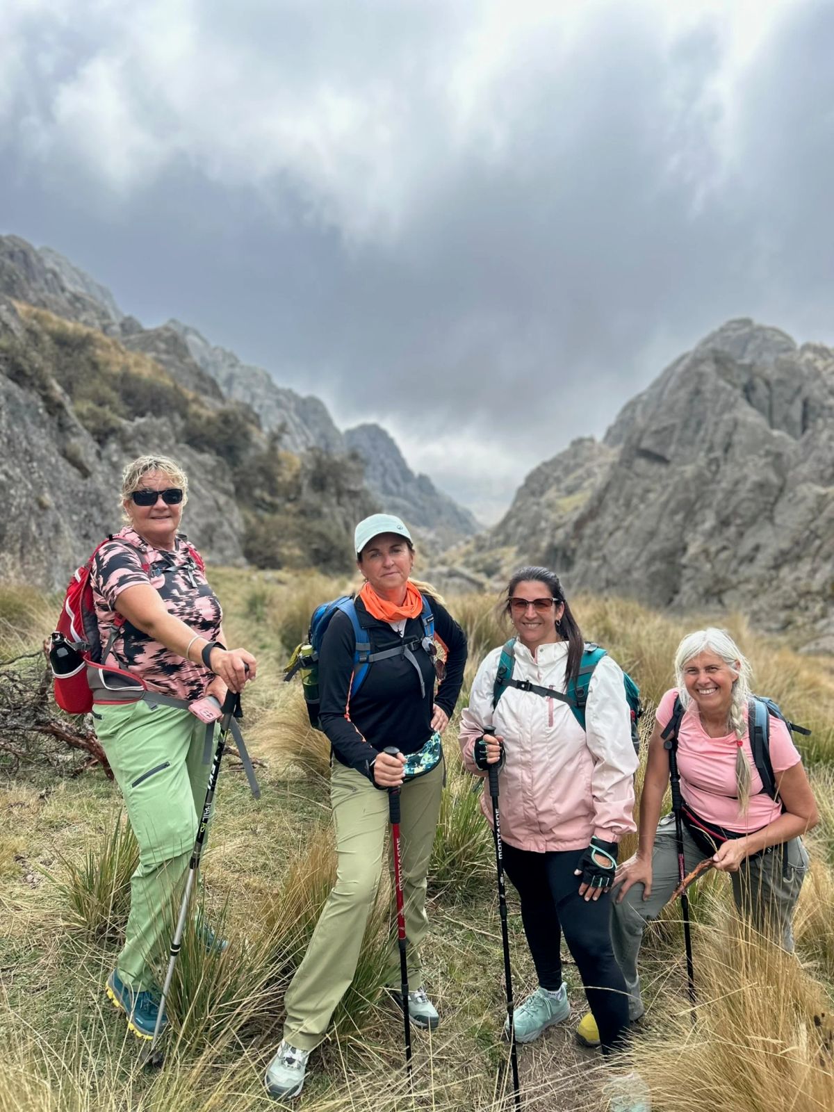 Cuatro trekkers posando entre los pajonales durante el trekking por Los Gigantes