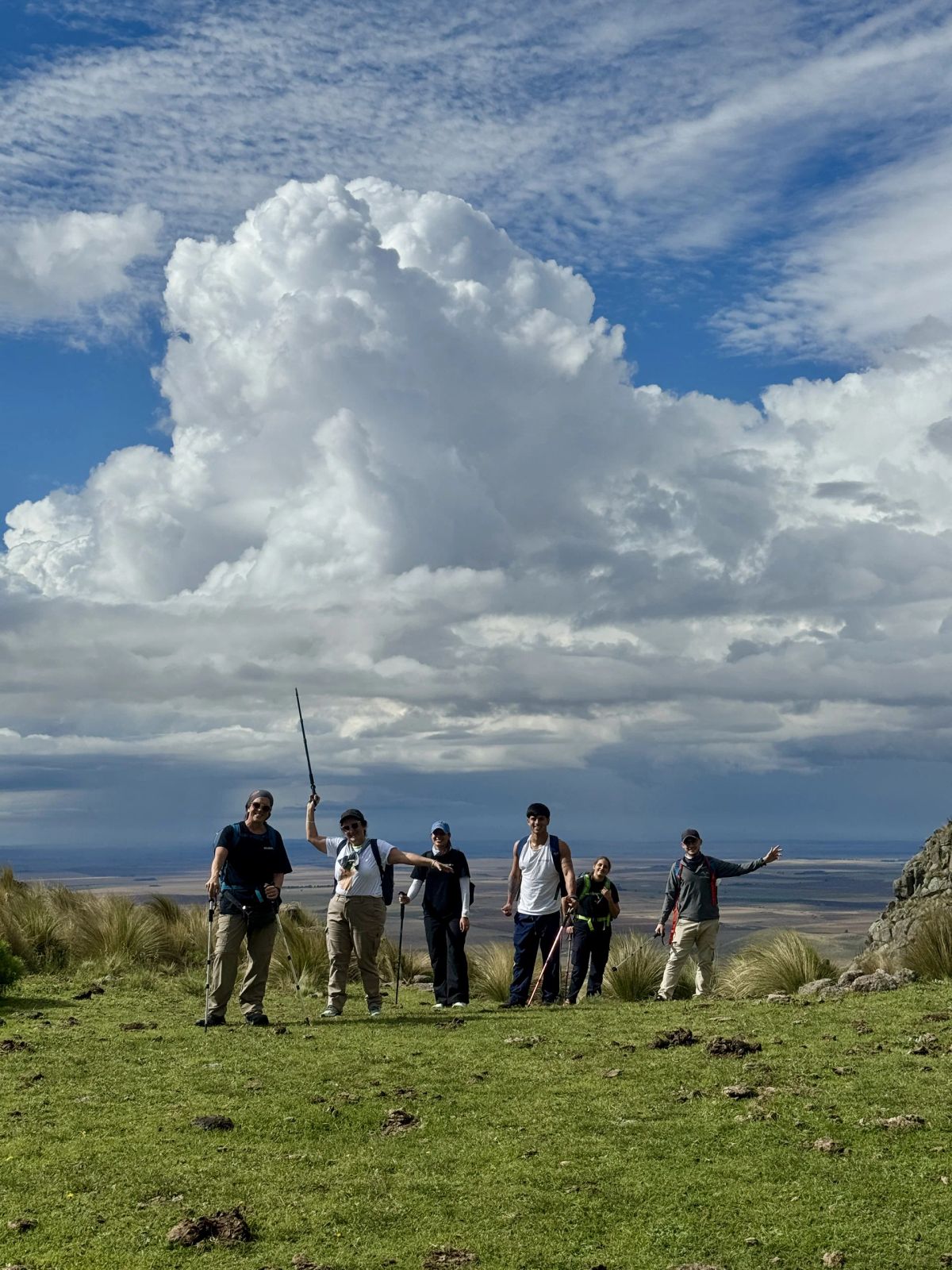 El grupo en el filón del Morro bajo una gran nube de tormenta