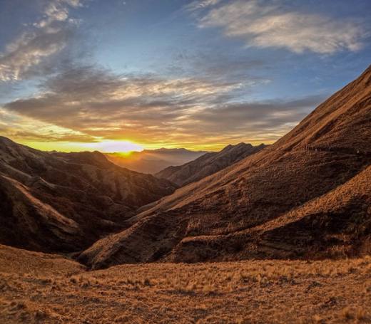 Atardecer dorado sobre los cerros jujeños