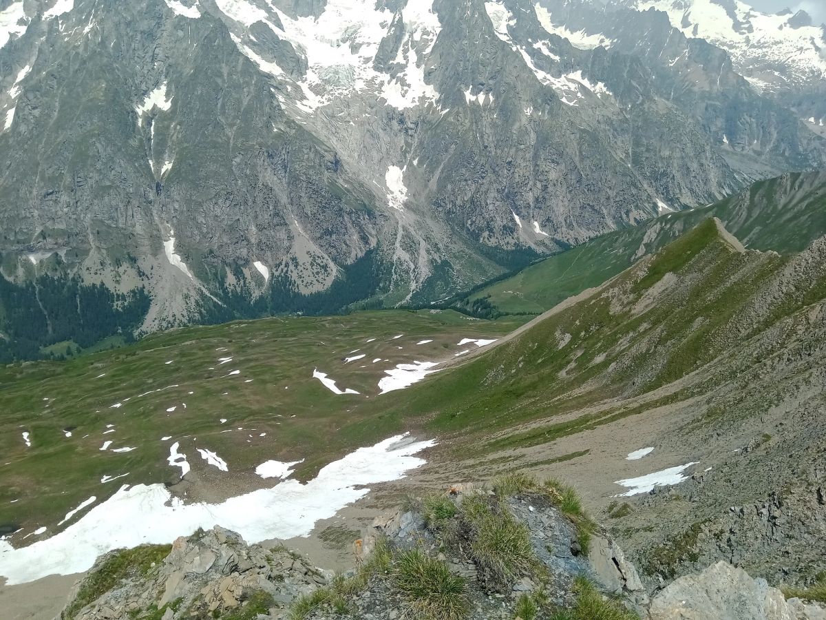 El Val Ferret italiano desde el balcón del Refuge Bonatti, frente a los glaciares de las Grandes Jorasses