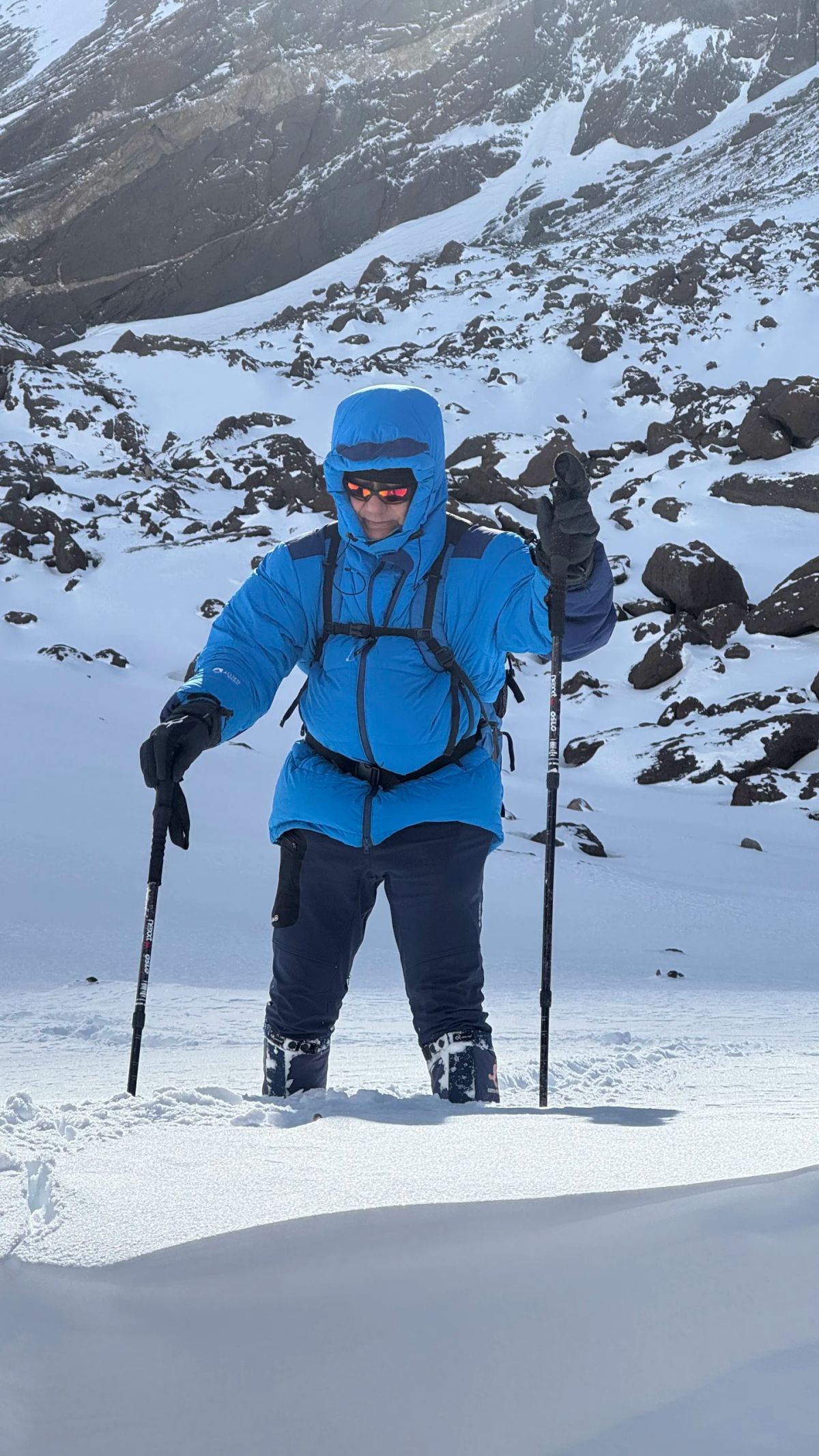 Andinista equipado para invierno, con nieve hasta las rodillas, en el ascenso al Cerro Mirador del Tolosa