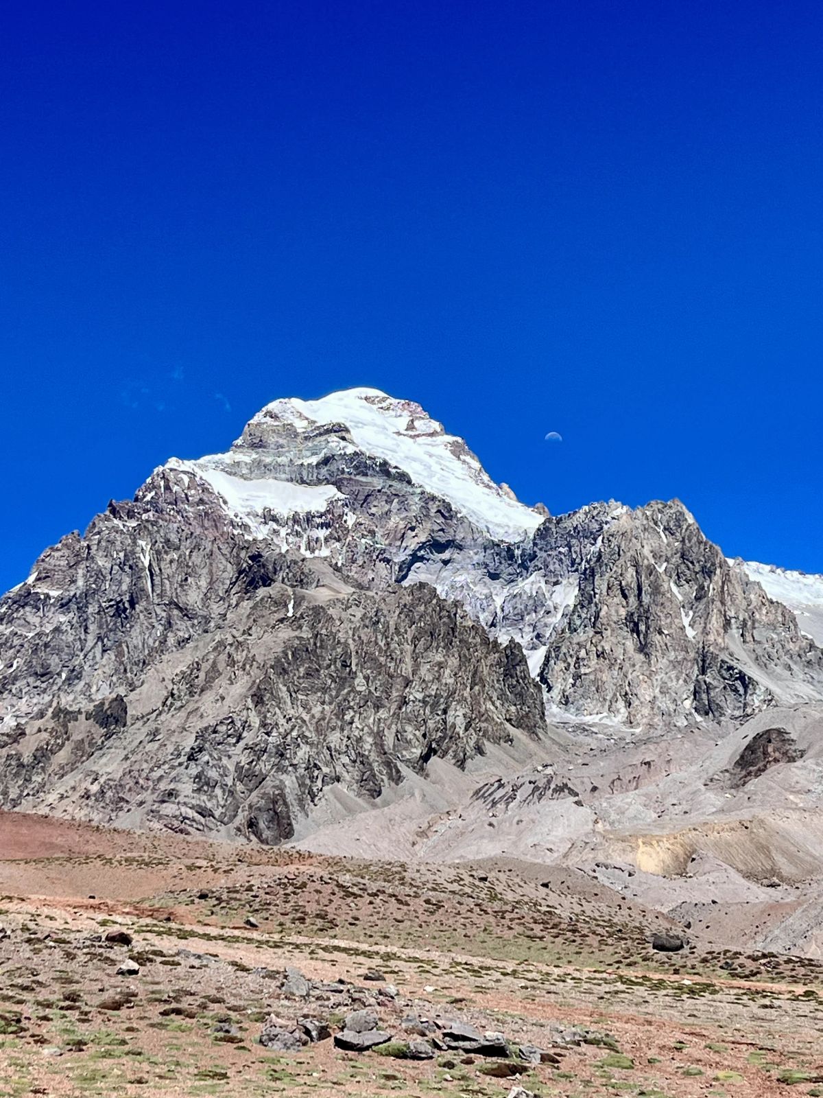 La cara nevada del Aconcagua bajo el cielo azul profundo de la alta montaña