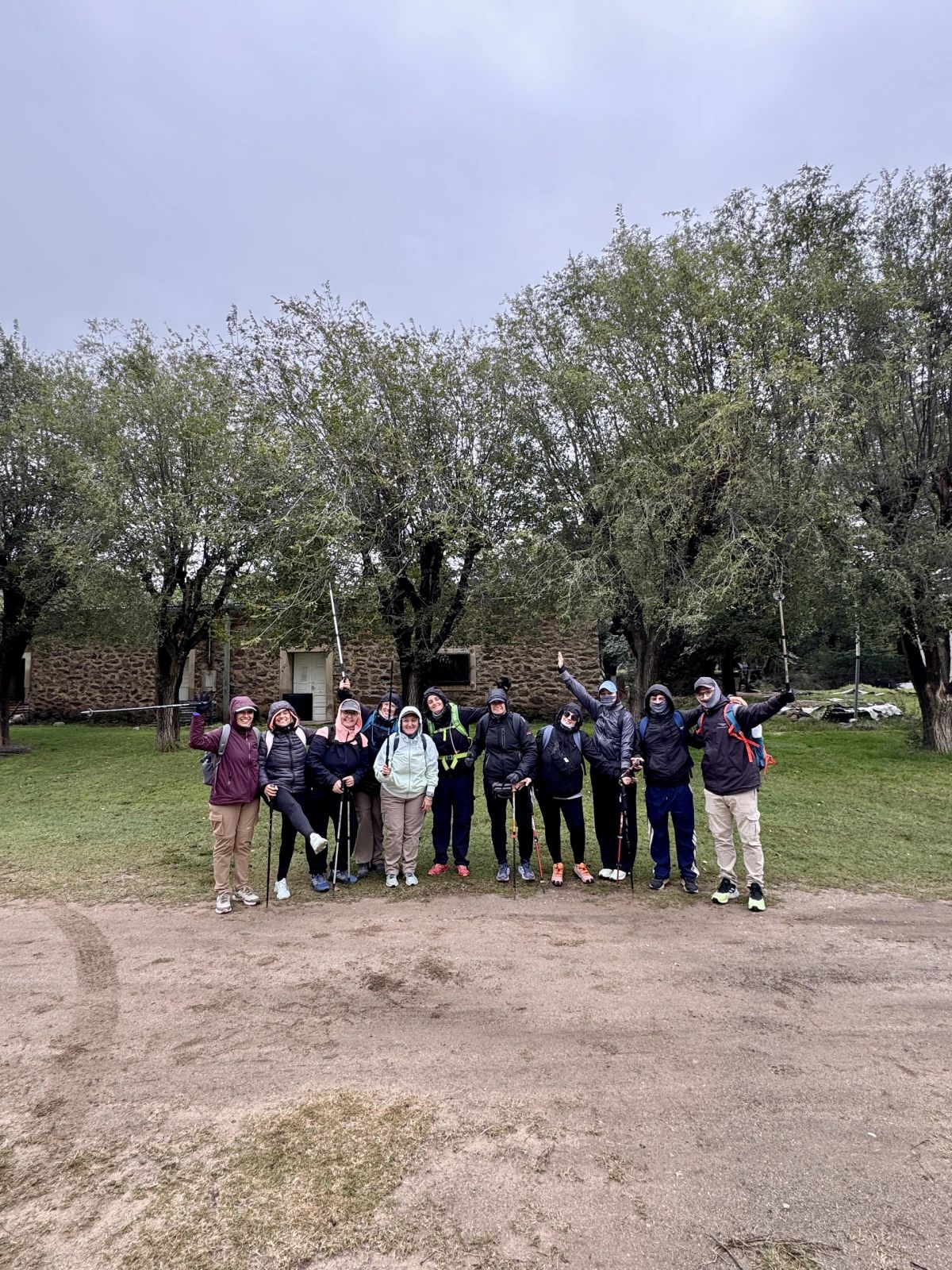 Foto grupal del contingente de Mons antes de comenzar el trekking al Cerro El Morro, San Luis