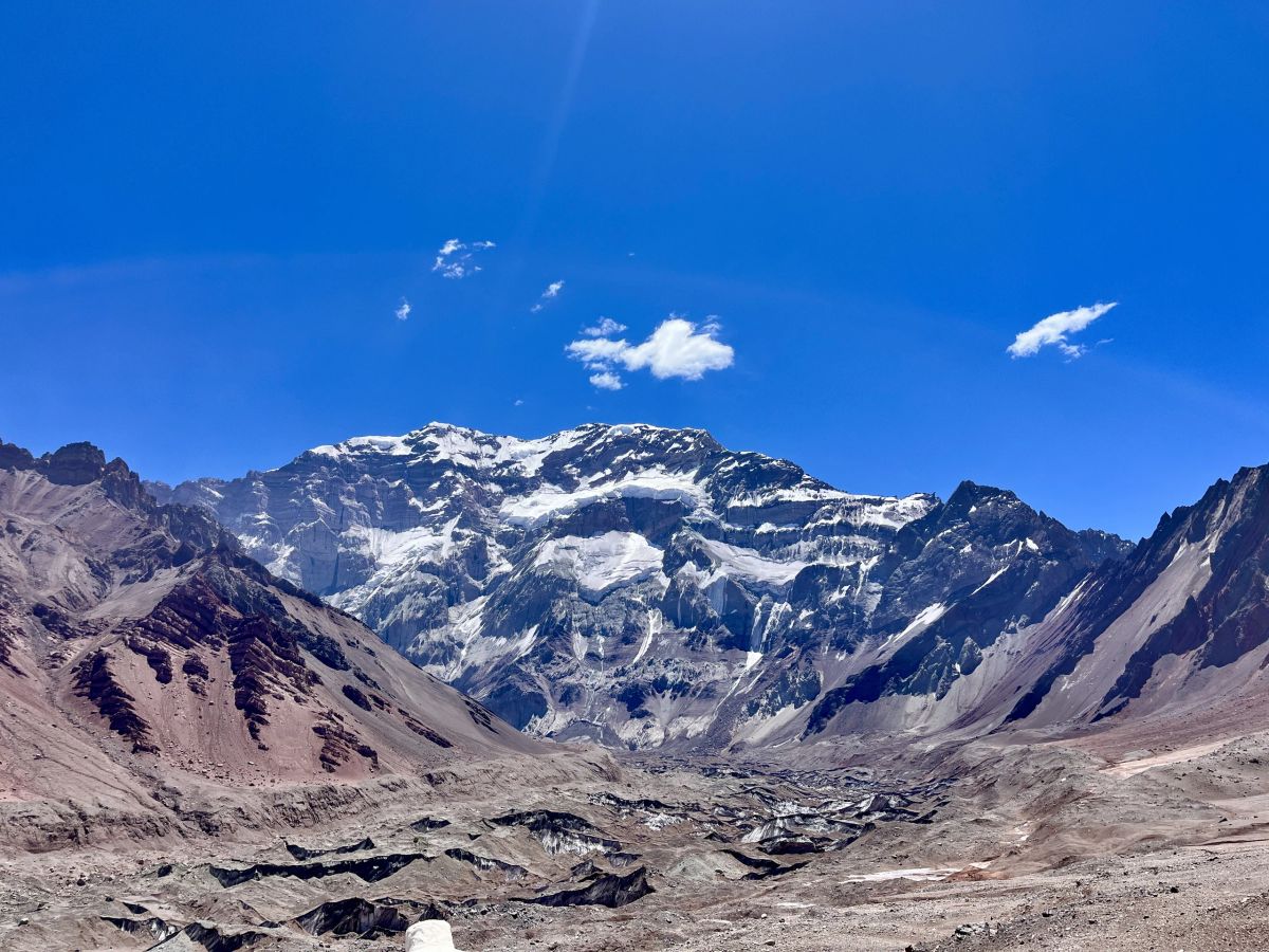 La pared sur del Aconcagua vista desde Plaza Francia, Mendoza