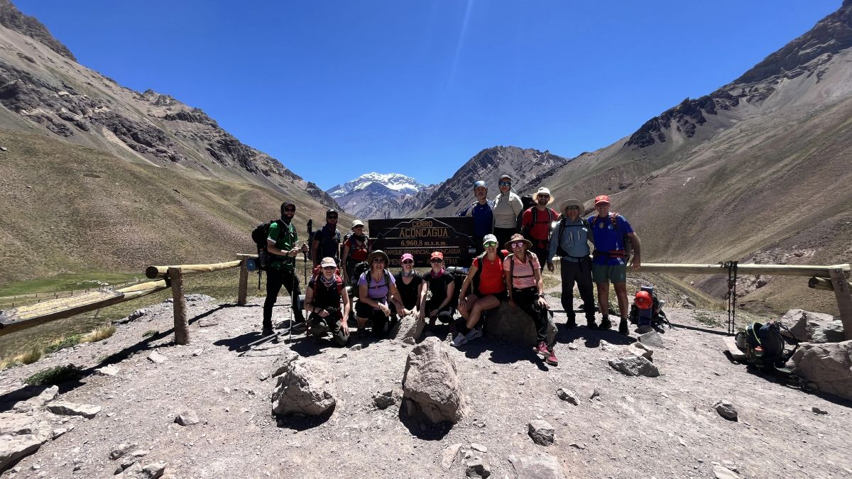 El grupo de Mons reunido en un mirador del valle de Horcones durante el trekking