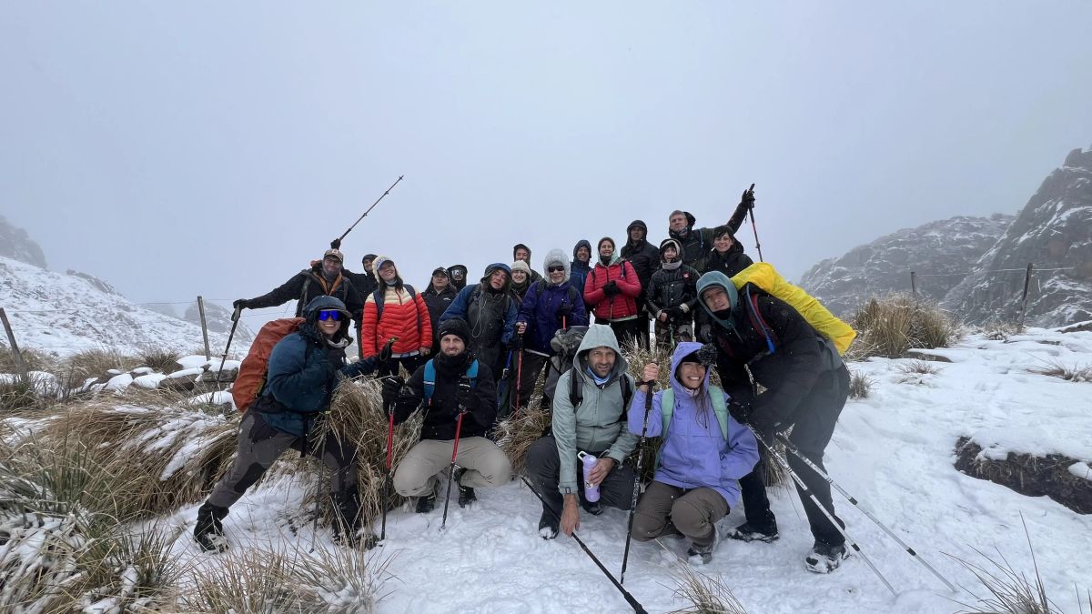 Foto grupal del contingente completo celebrando sobre la nieve en Los Gigantes