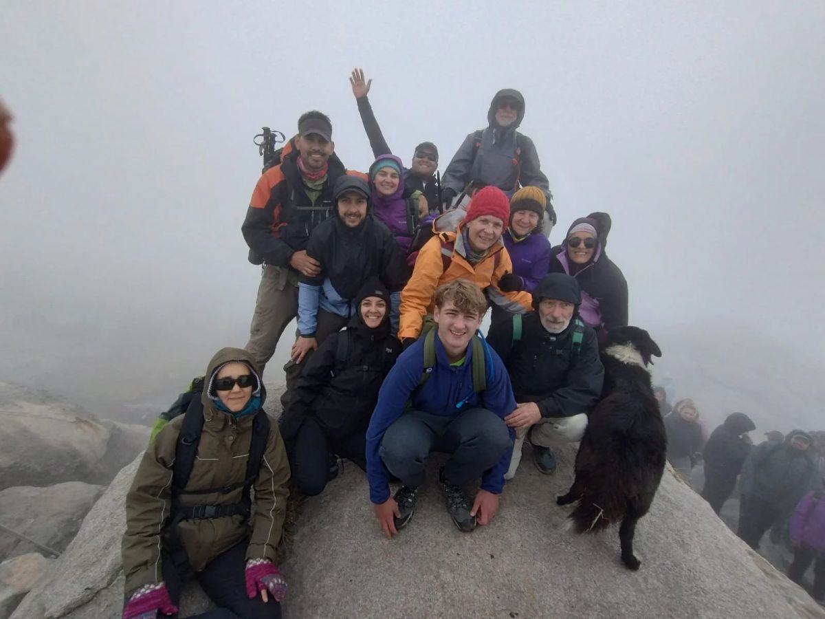El grupo de Mons celebrando en la cumbre del Cerro Champaquí entre la niebla