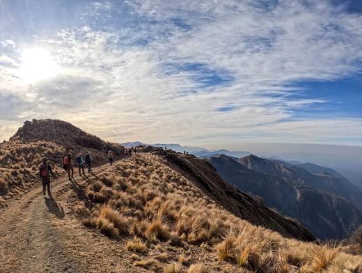Trekkers en una cresta con vista a las Sierras