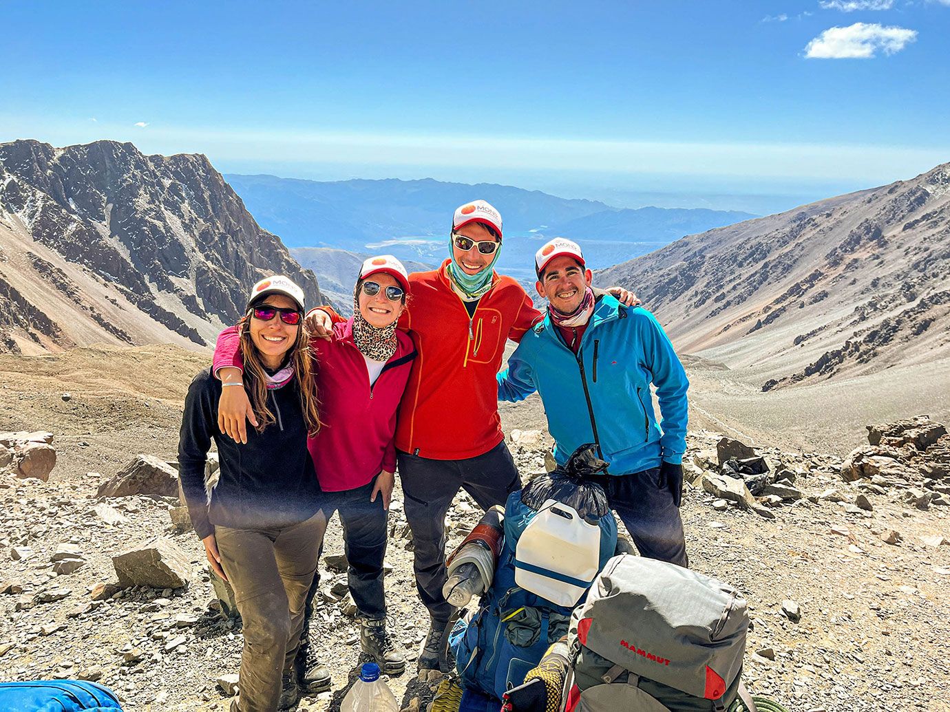 4 montañistas con vestimenta de montaña