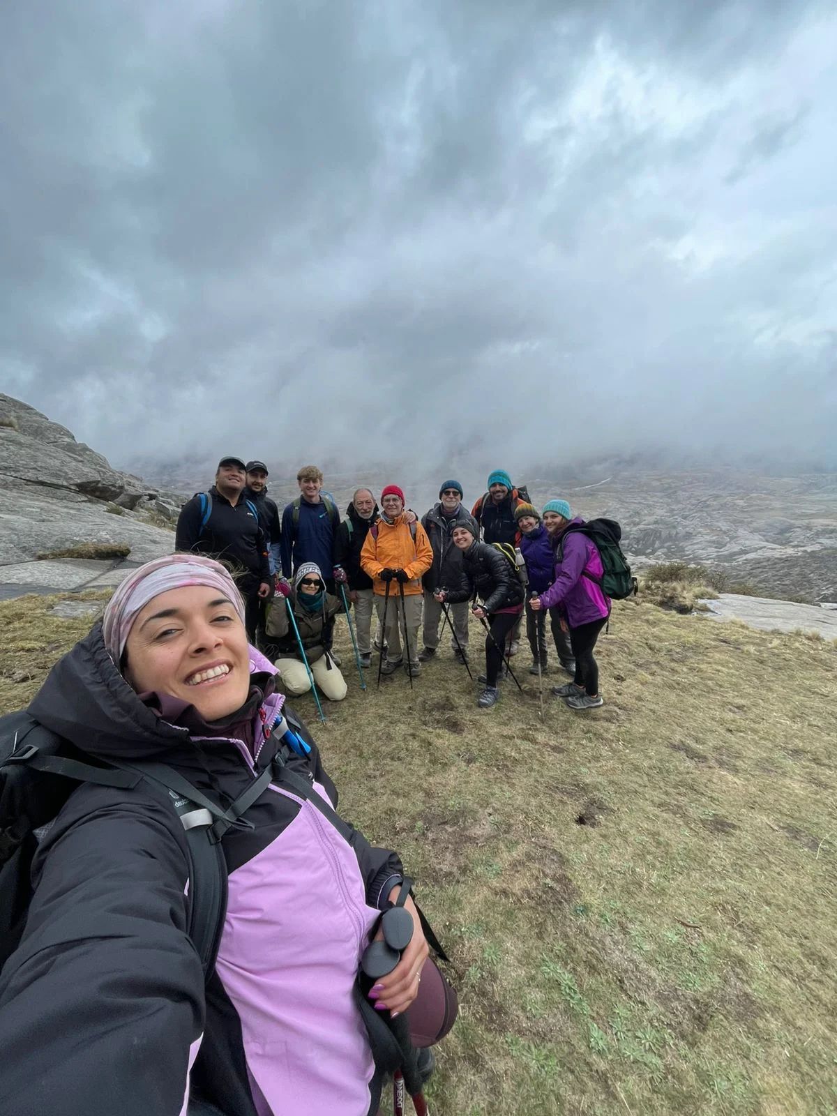 Selfie del grupo de Mons en marcha por el sendero al Cerro Champaquí