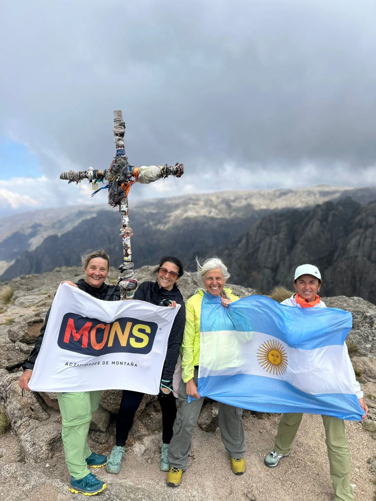 Grupo de Mons con la bandera argentina en la cruz cumbrera de Los Gigantes
