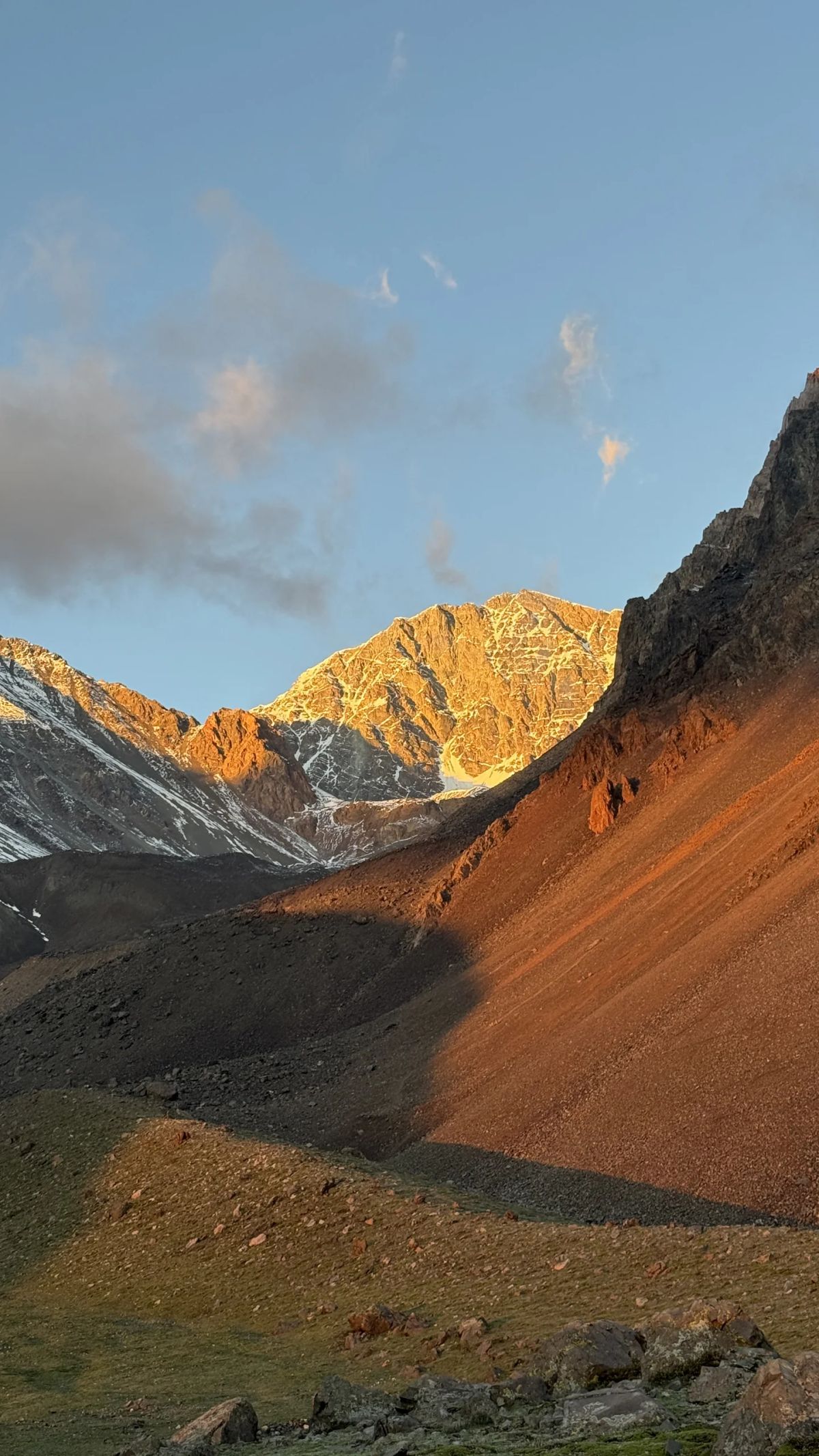 Luz dorada del amanecer sobre las laderas del Cordón del Plata, Mendoza
