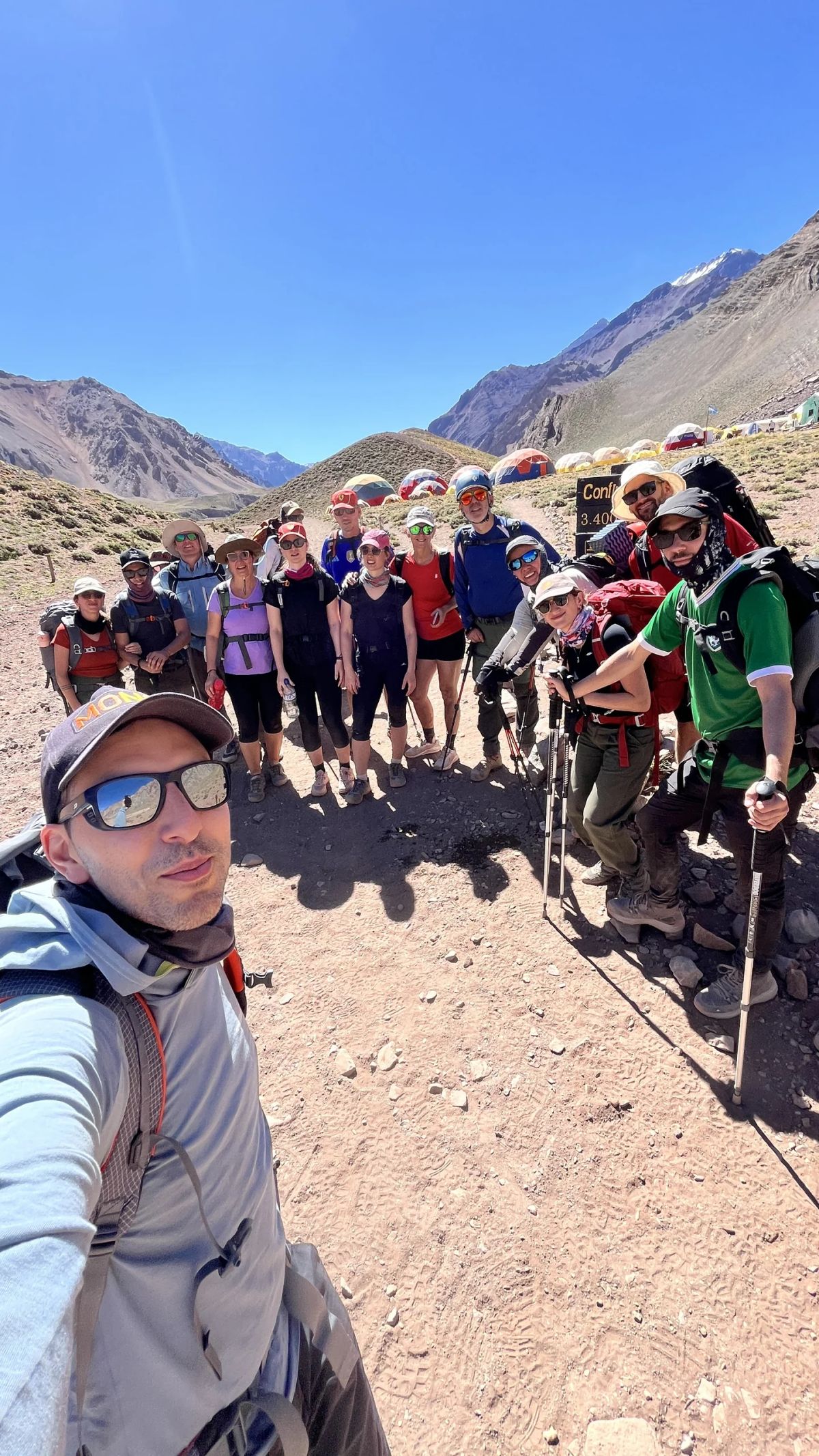 Selfie con el grupo completo en marcha por el valle del Aconcagua