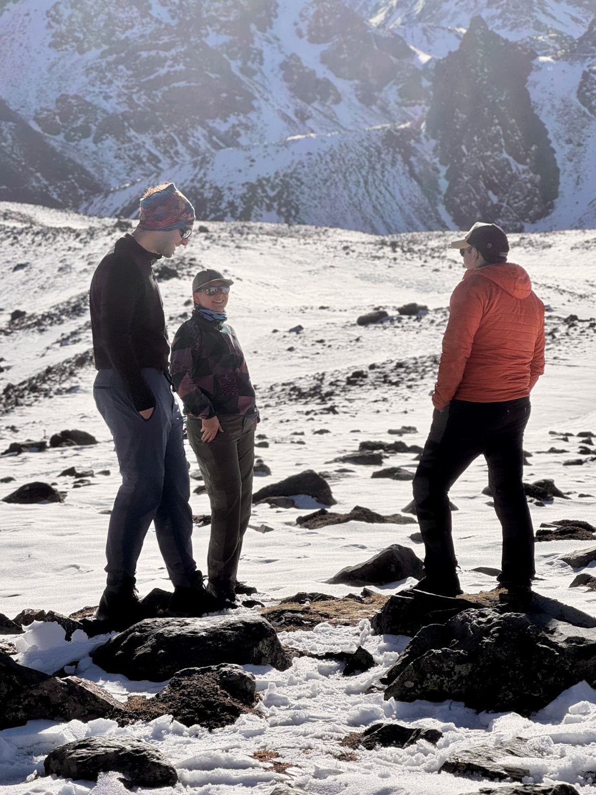 Integrantes del equipo reconociendo el terreno nevado antes del ataque a la cumbre
