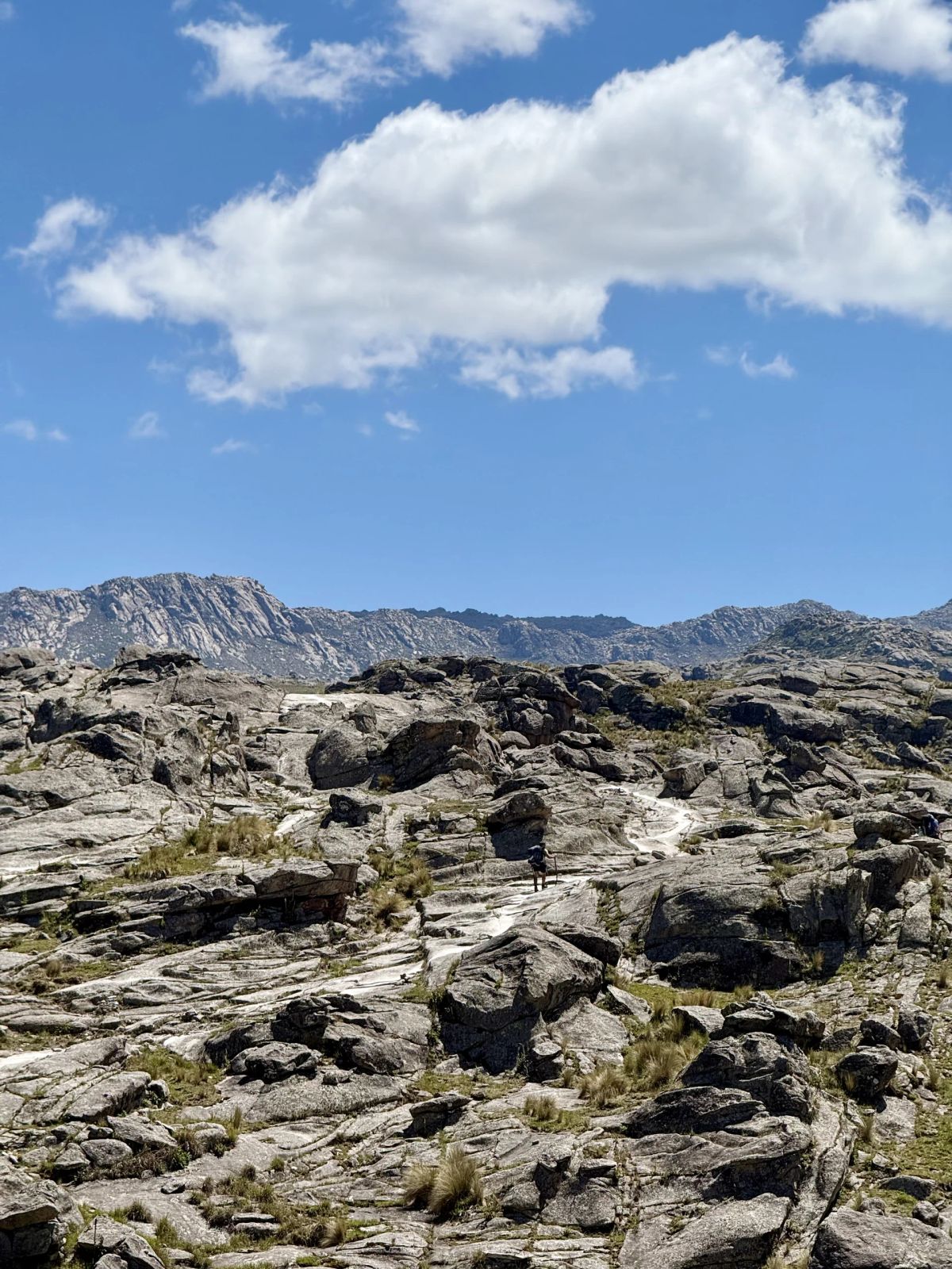 Lajas de granito y pajonales en la pampa de altura camino al techo de Córdoba