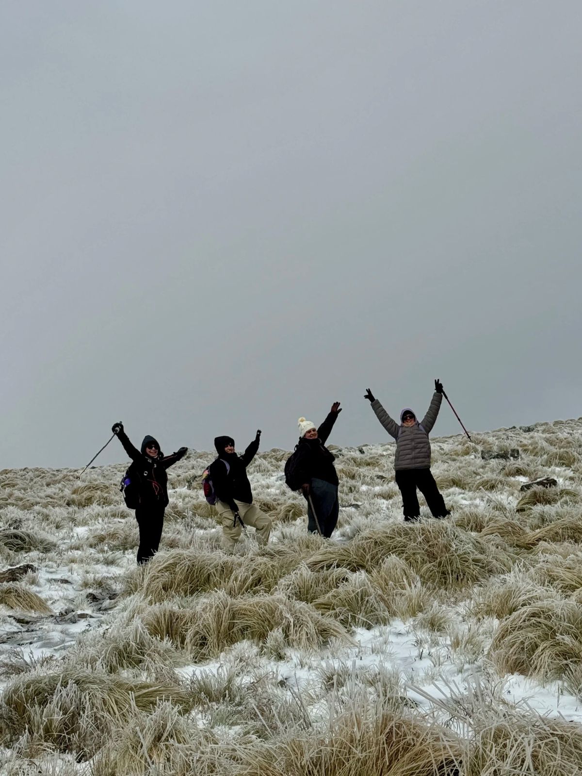 Trekkers saltando entre la niebla y la nieve en el Cerro El Morro