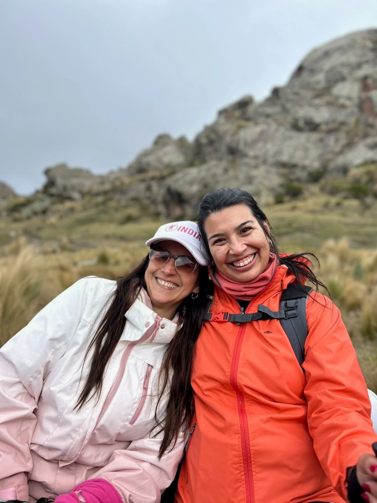 Retrato de dos participantes de la Salida 189 con los mogotes de granito de Los Gigantes detrás