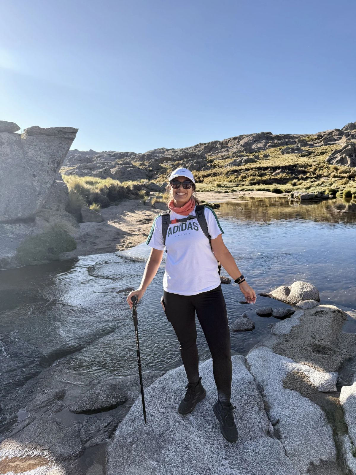 Participante junto a la laguna de la cumbre del Cerro Champaquí, Córdoba