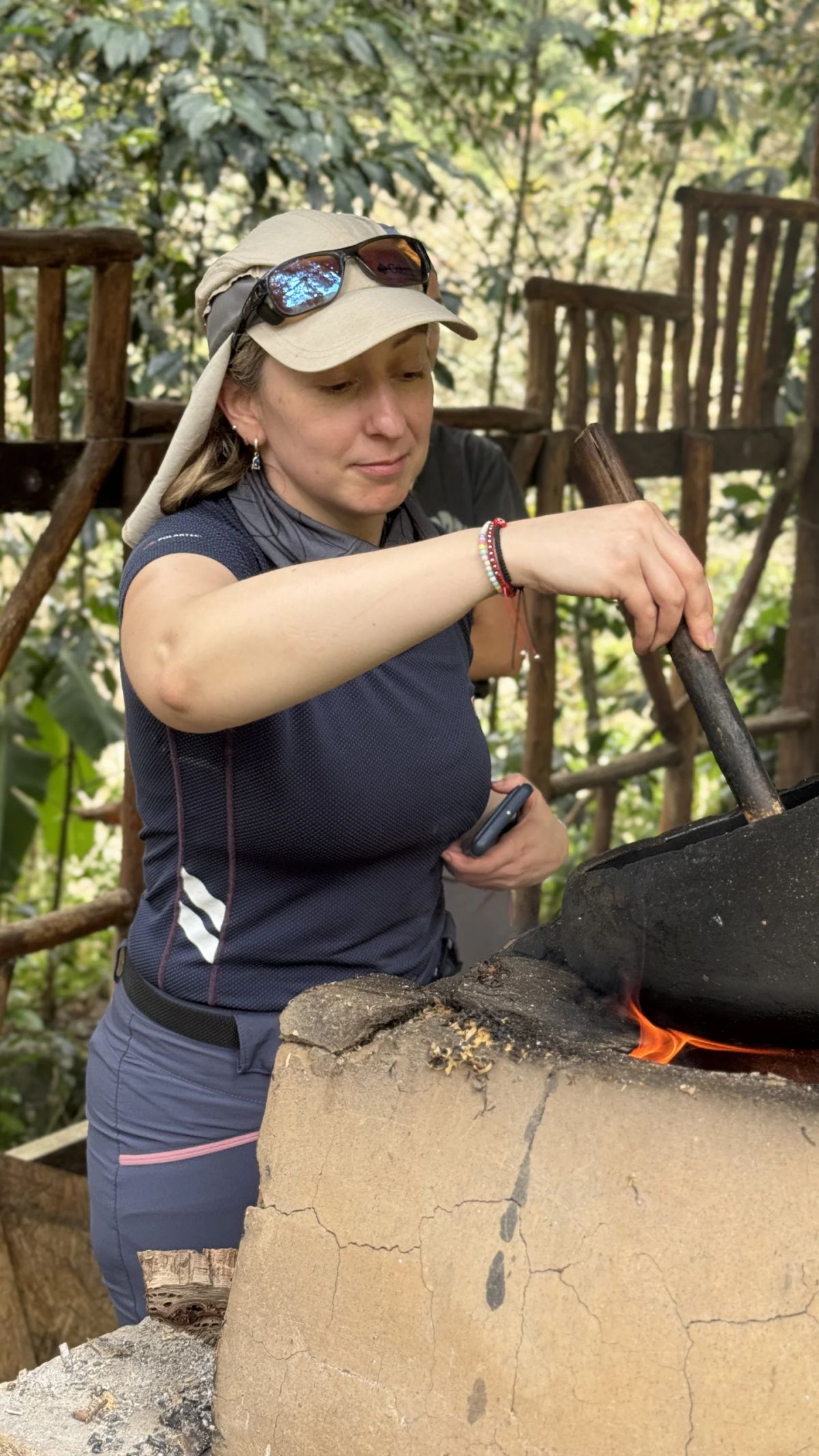 Tostado artesanal de café en una finca del valle, experiencia del trekking de Salkantay