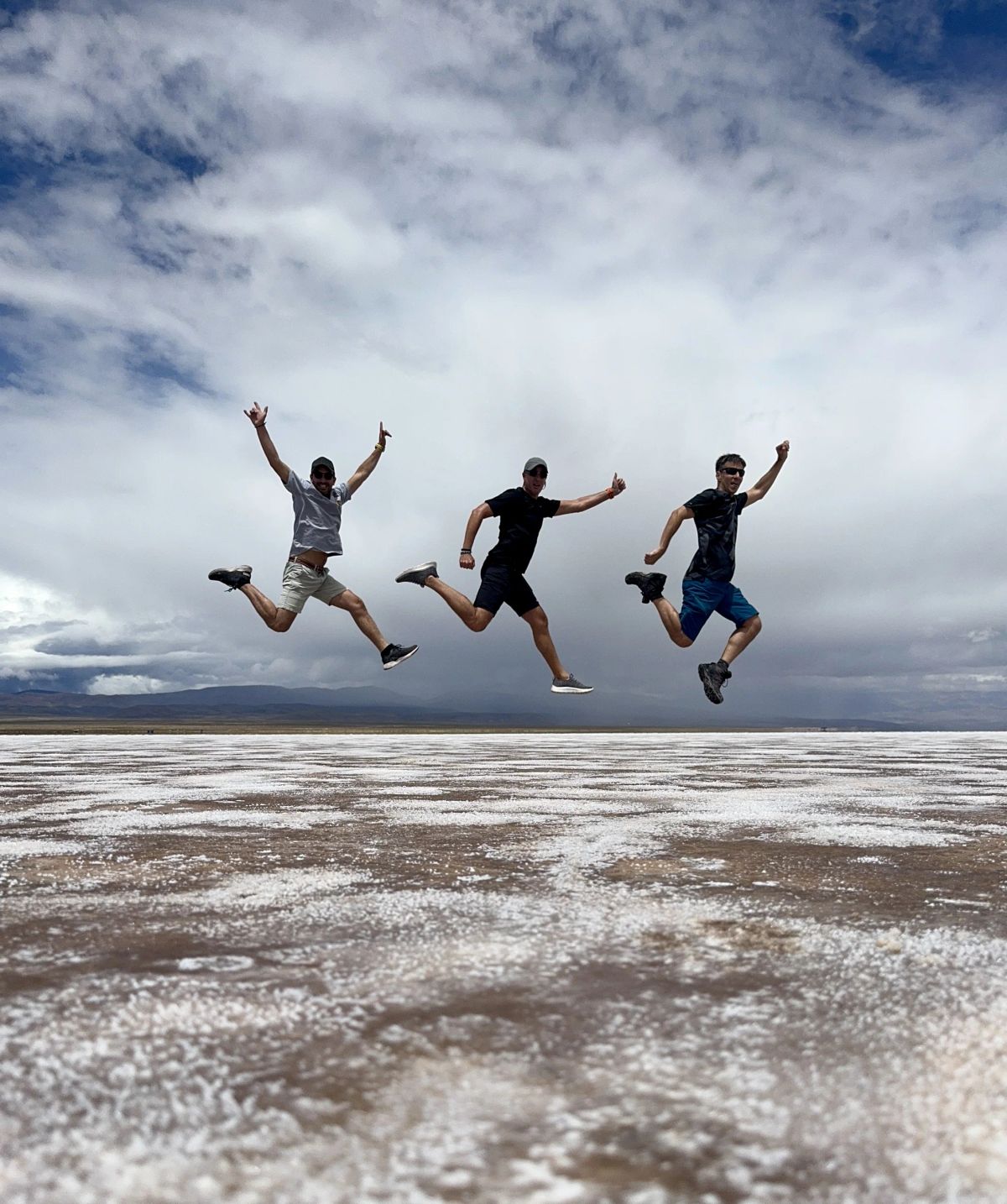 Los tres integrantes de la Salida 173 saltando en las Salinas Grandes de Jujuy
