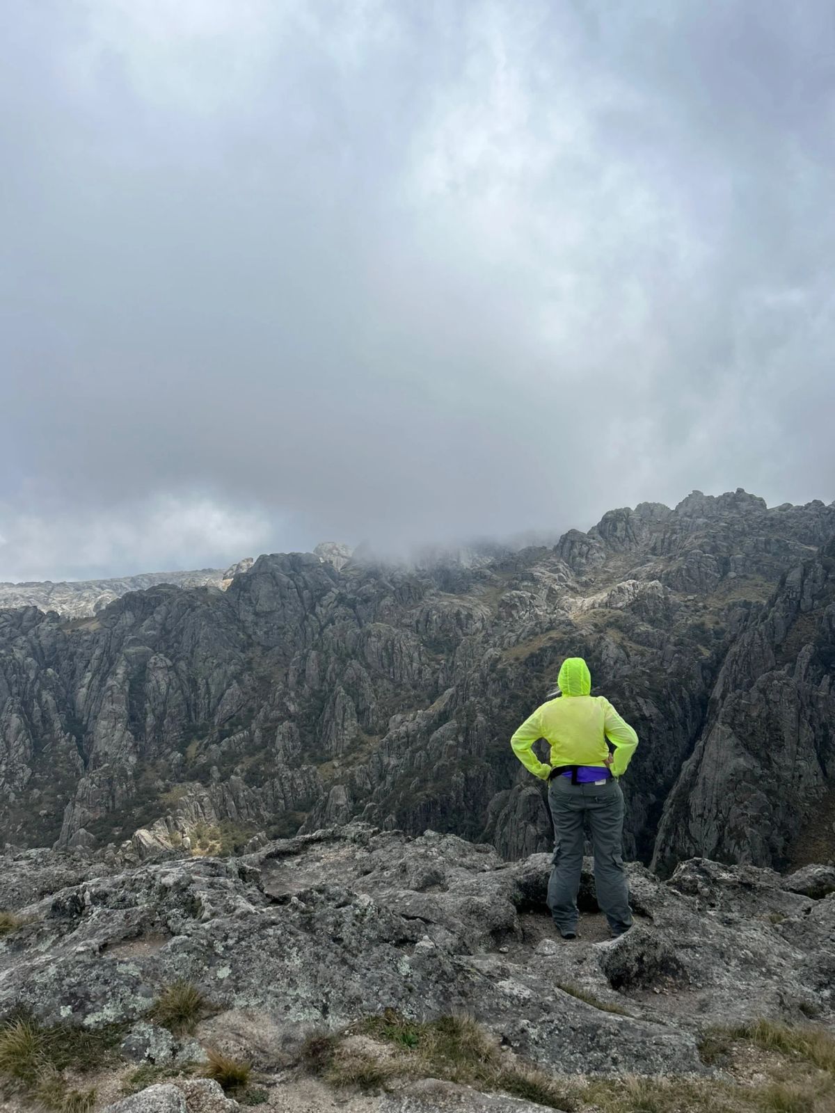 Caminante contemplando el mar de mogotes de granito de Los Gigantes desde lo alto