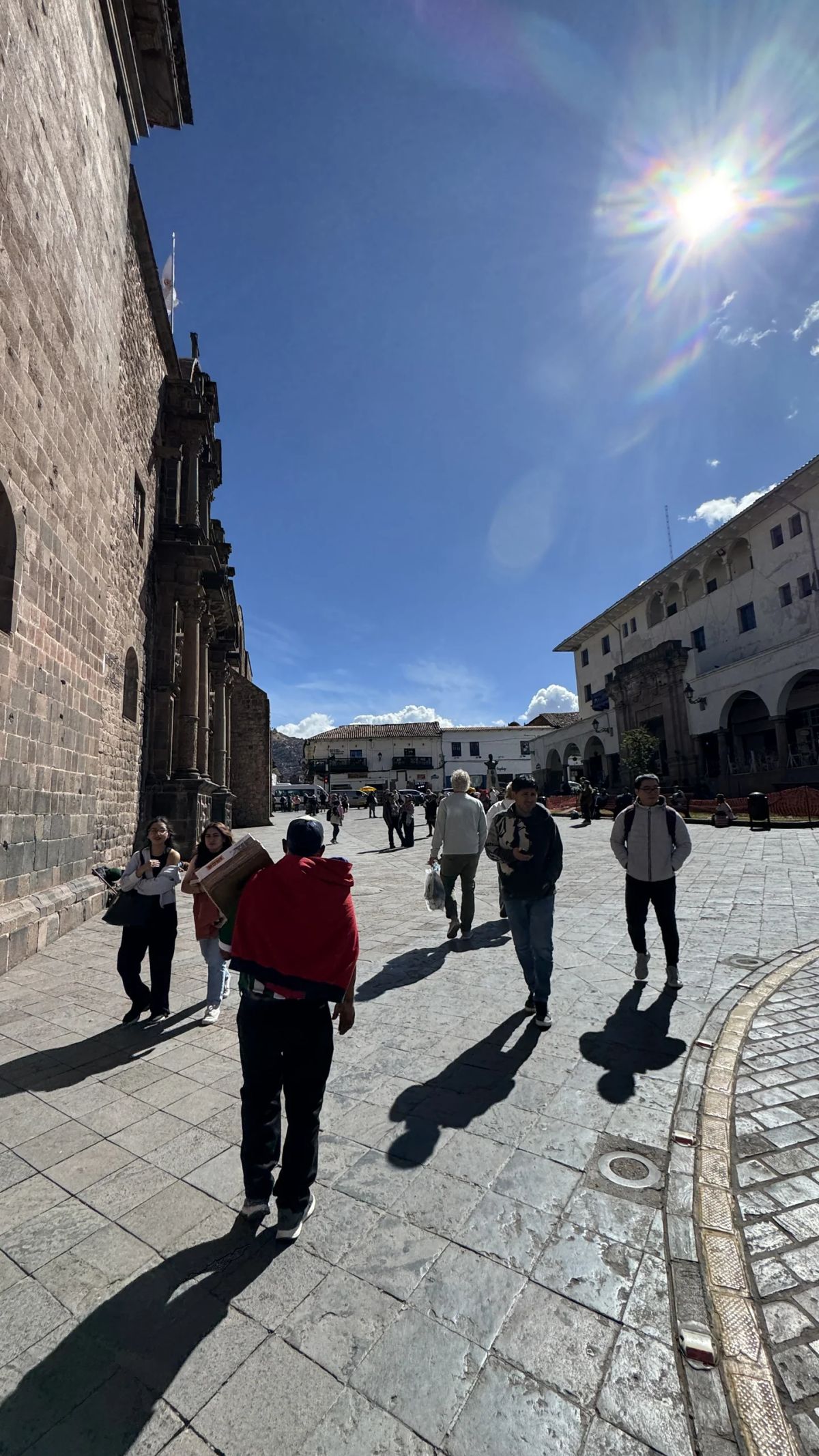 Calle empedrada del centro histórico de Cusco durante los días de aclimatación