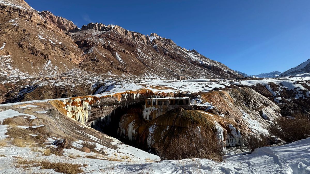 Vista panorámica del Puente del Inca y el valle de Las Cuevas cubiertos de nieve en junio de 2025